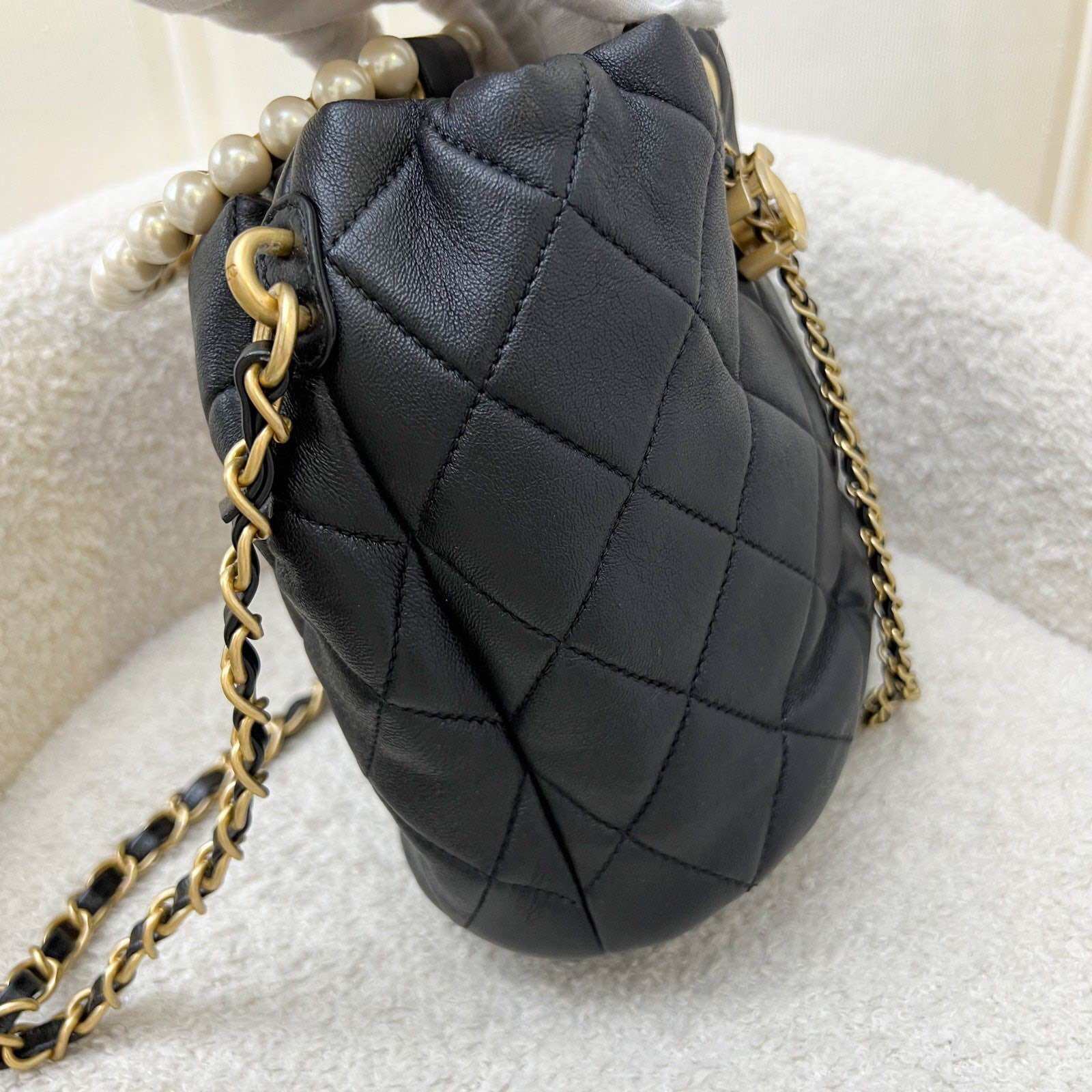 Mini borsa a secchiello con coulisse Chanel Pearl Handle in pelle di agnello nera e AGHW (Modello: AS2608)