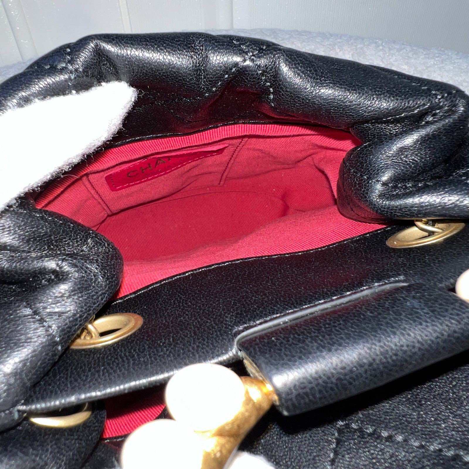 Mini borsa a secchiello con coulisse Chanel Pearl Handle in pelle di agnello nera e AGHW (Modello: AS2608)