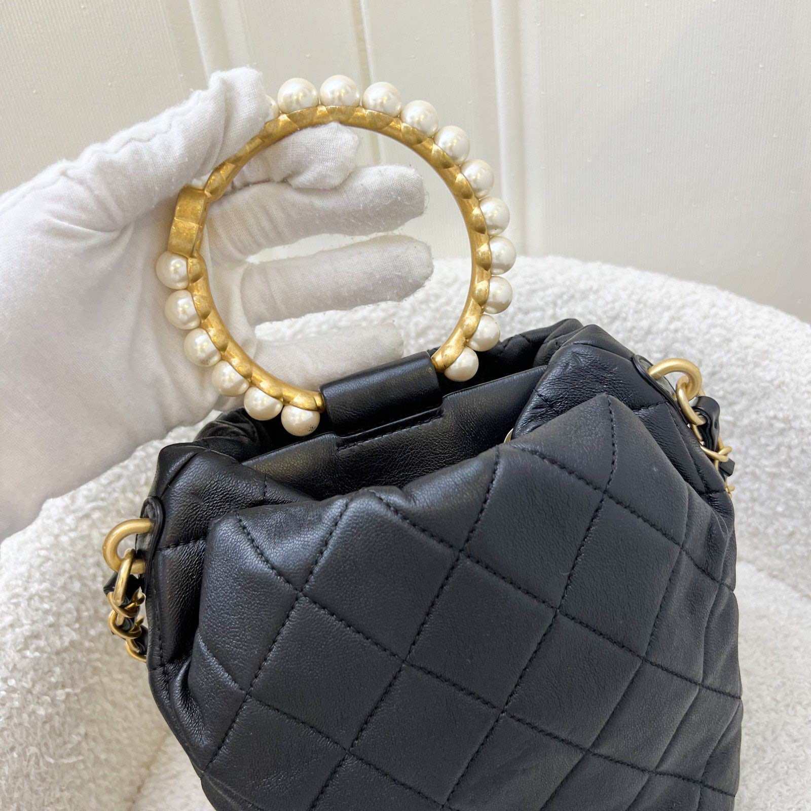 Mini borsa a secchiello con coulisse Chanel Pearl Handle in pelle di agnello nera e AGHW (Modello: AS2608)