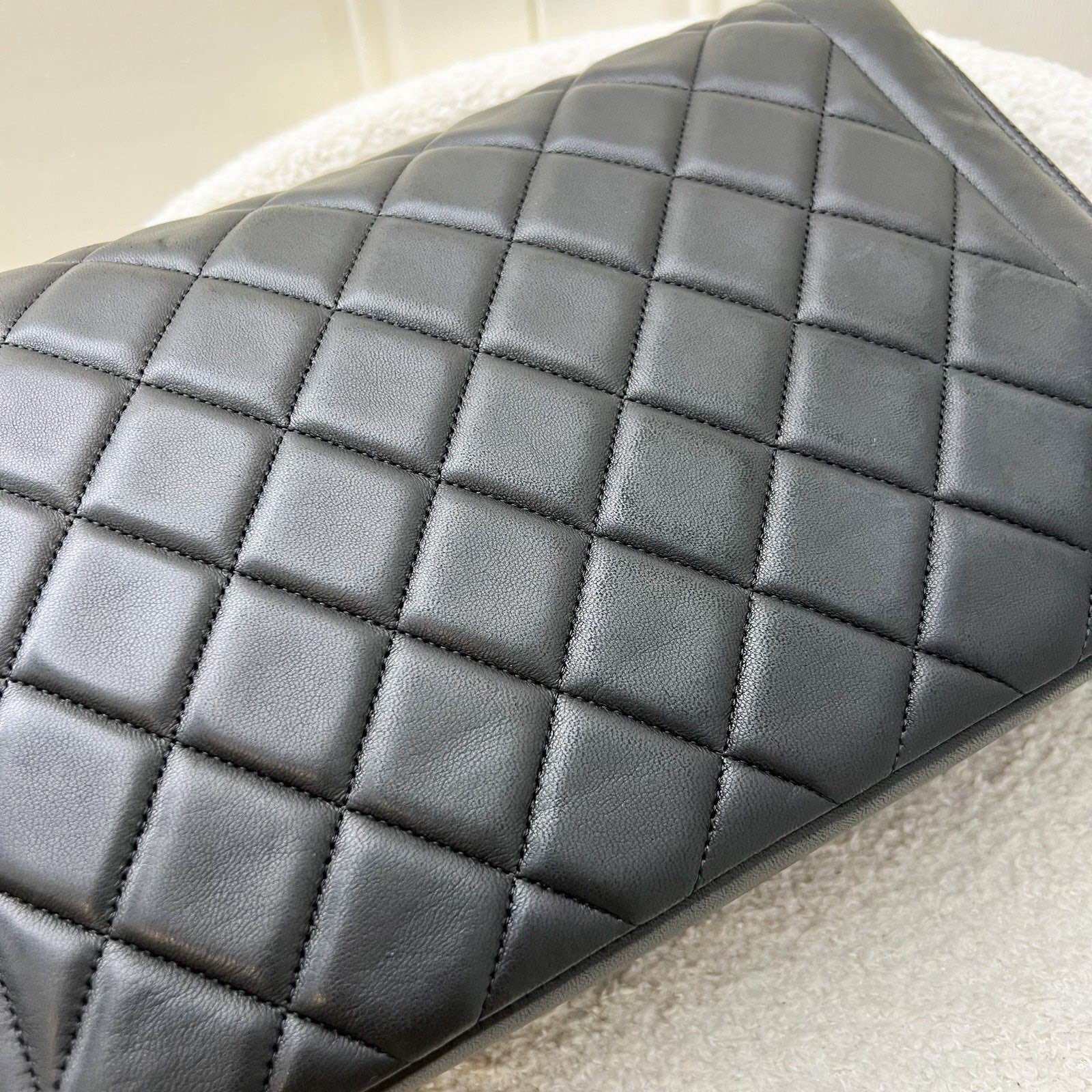 Torba sezonowa Chanel z klapką w czarnej skórze jagnięcej i SHW