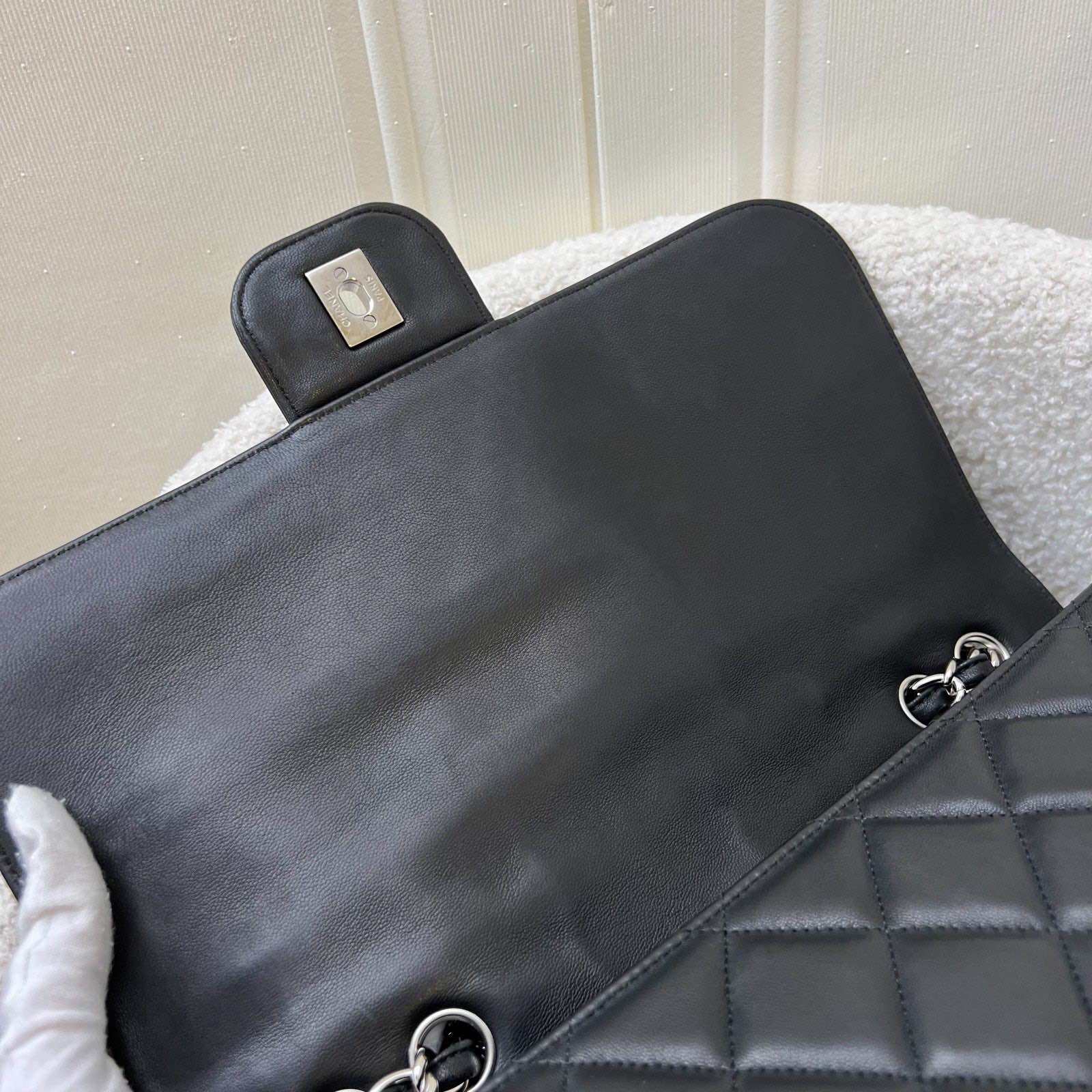 Torba sezonowa Chanel z klapką w czarnej skórze jagnięcej i SHW