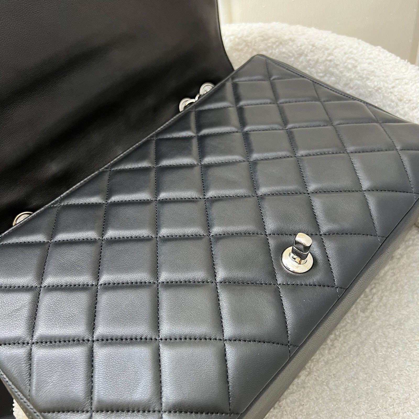 Torba sezonowa Chanel z klapką w czarnej skórze jagnięcej i SHW