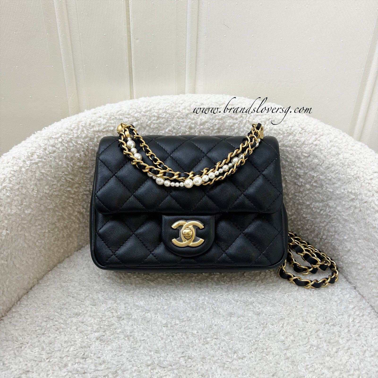 Mini borsa con patta quadrata Chanel 24P Pearl Twist Chain in pelle di agnello nera e AGHW (Modello: AS4385)