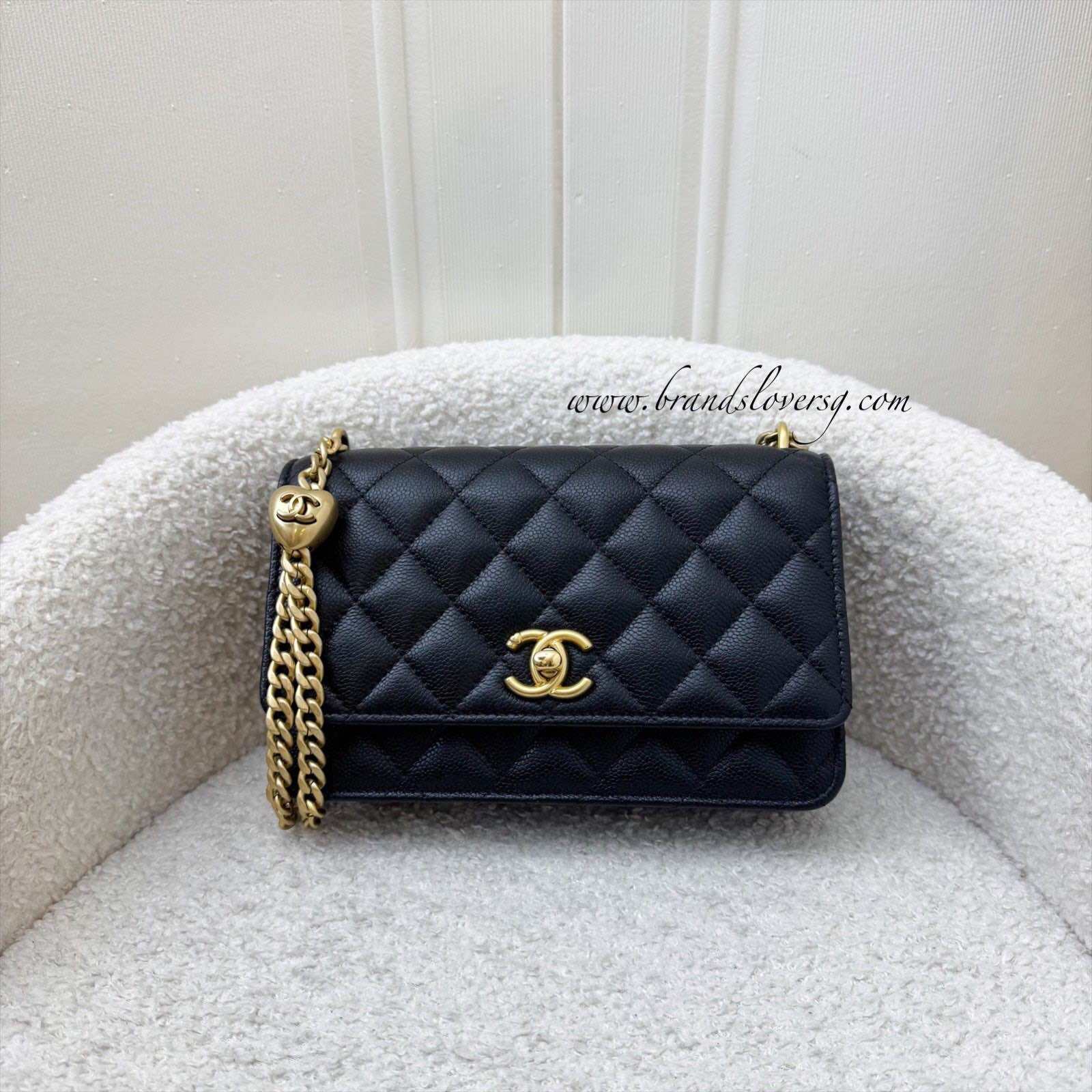 Portafoglio regolabile a cuore Chanel 24P con catena WOC in caviale nero e AGHW (Modello: AP3201)
