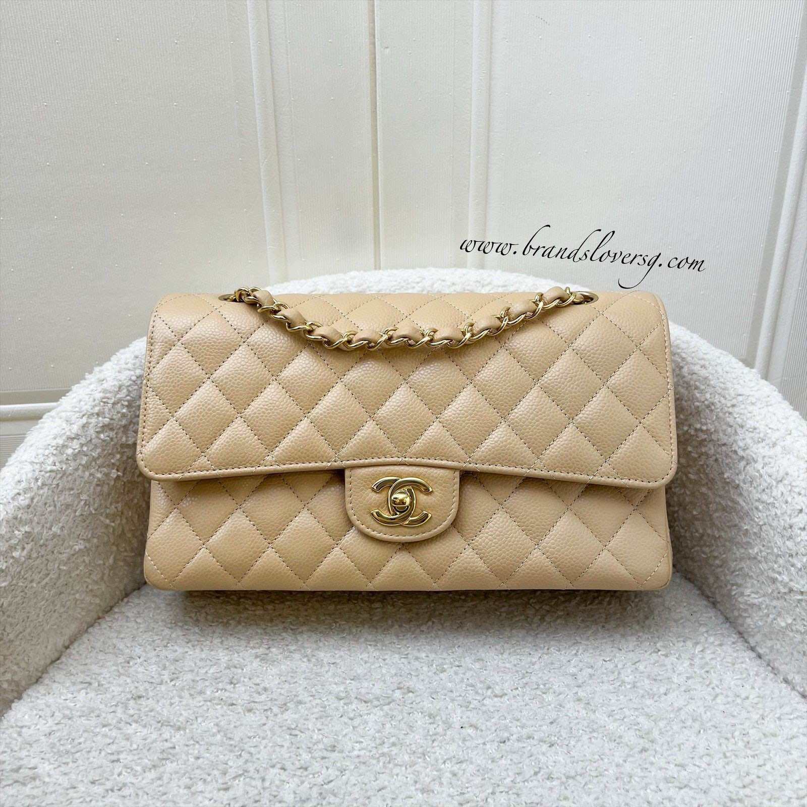 Chanel Medium Classic Flap CF in beigem Kaviar und GHW (Modell: A01112)