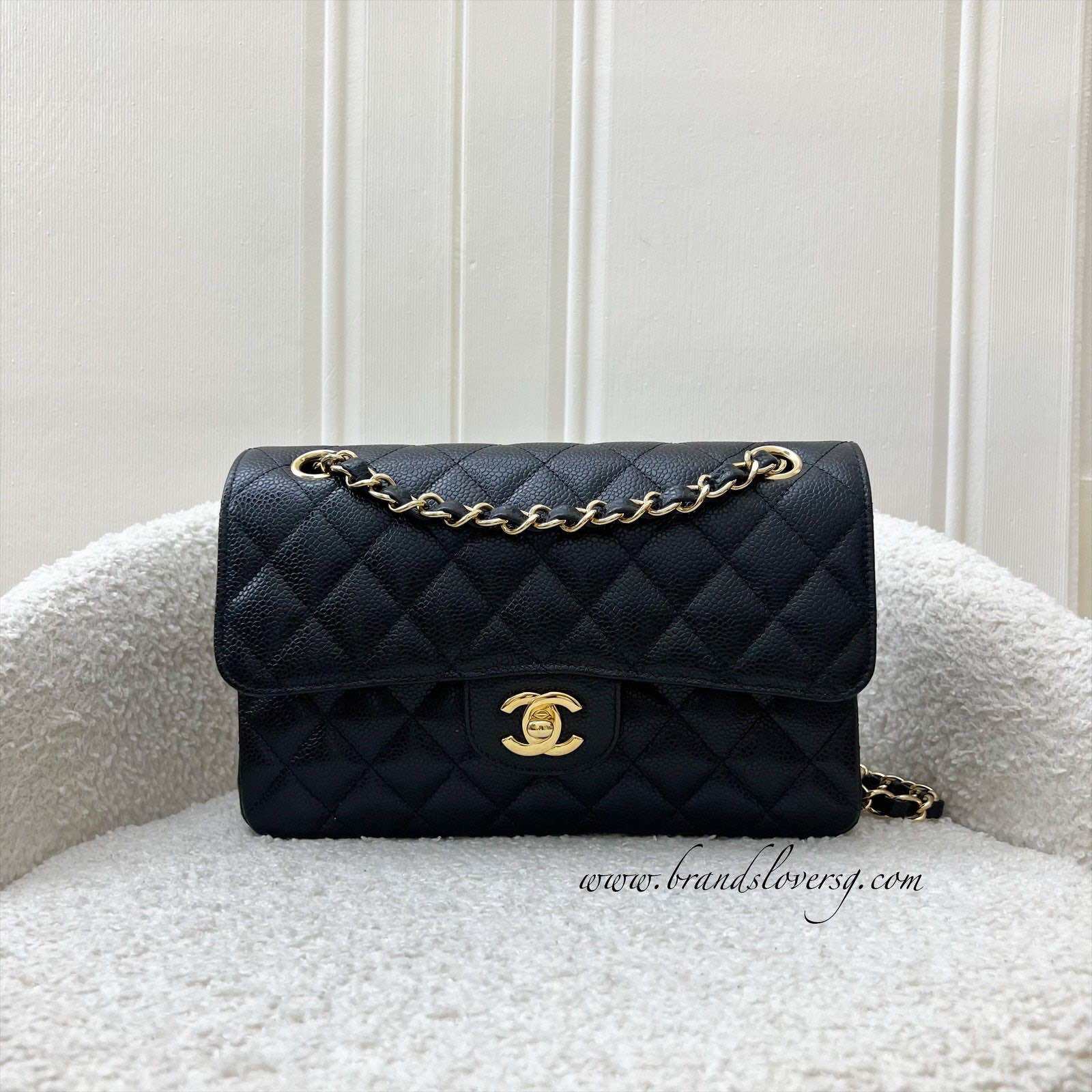 Chanel Small Classic Flap CF in Black Caviar und GHW