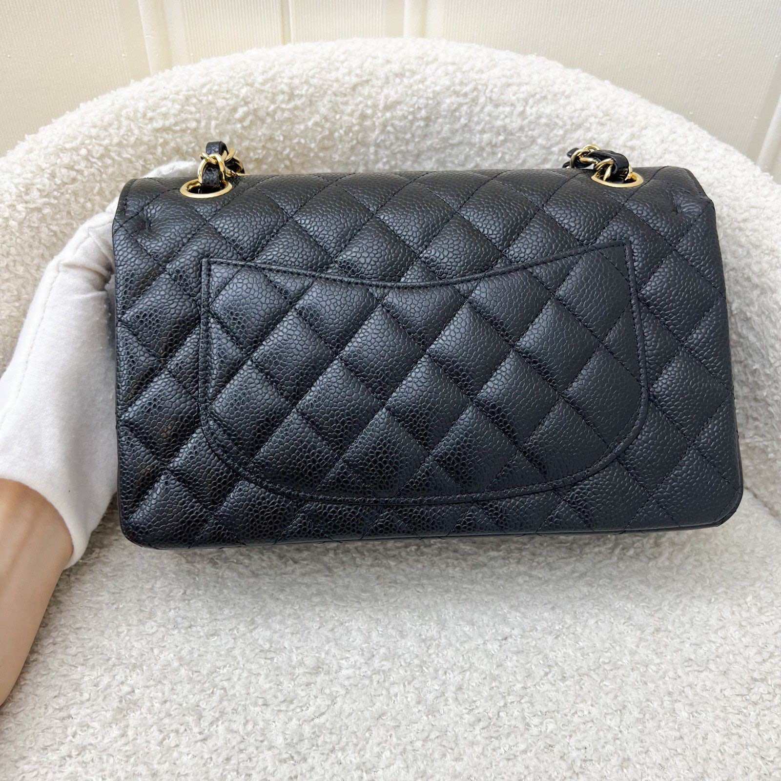 Chanel Small Classic Flap CF in zwarte kaviaar en GHW