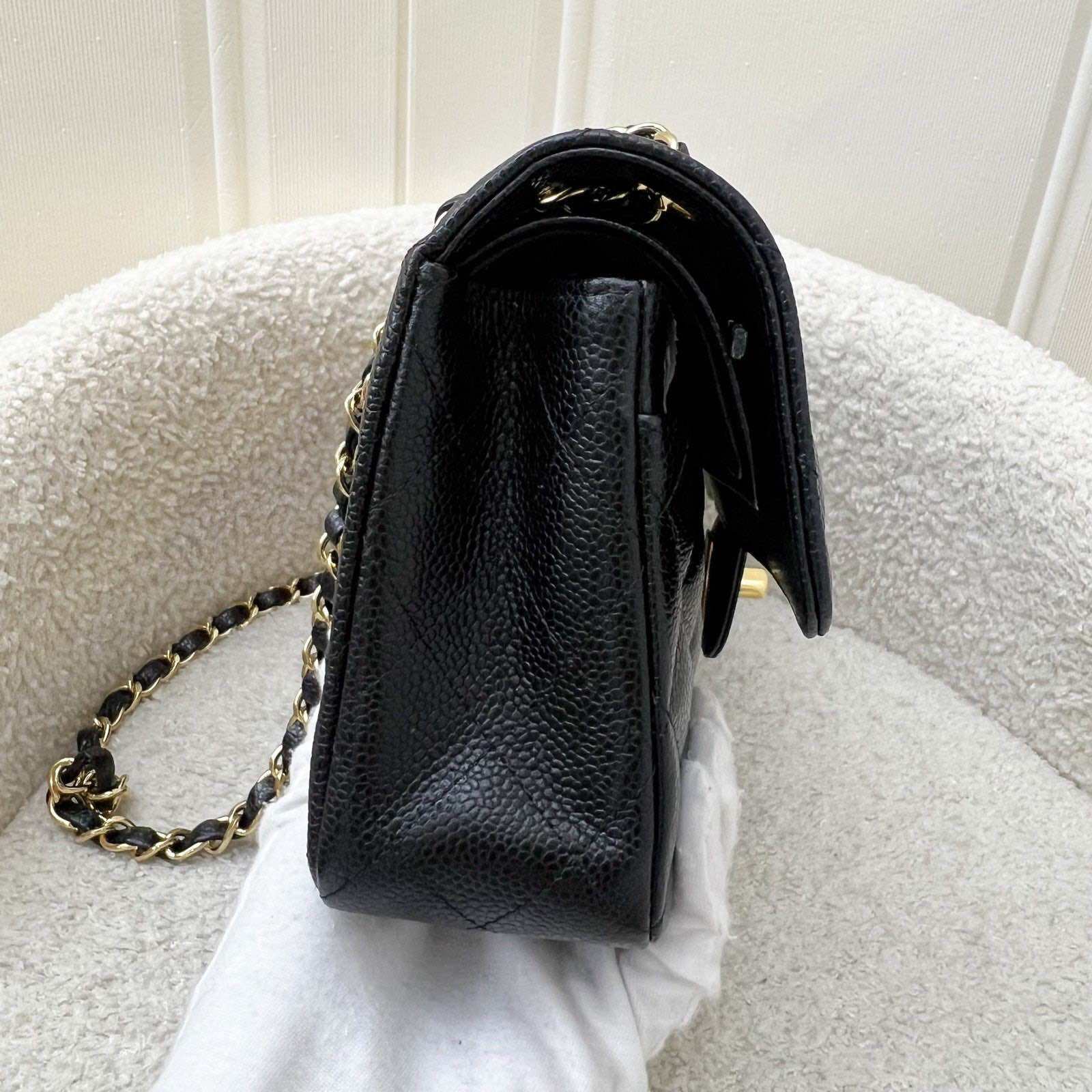Chanel Small Classic Flap CF in zwarte kaviaar en GHW