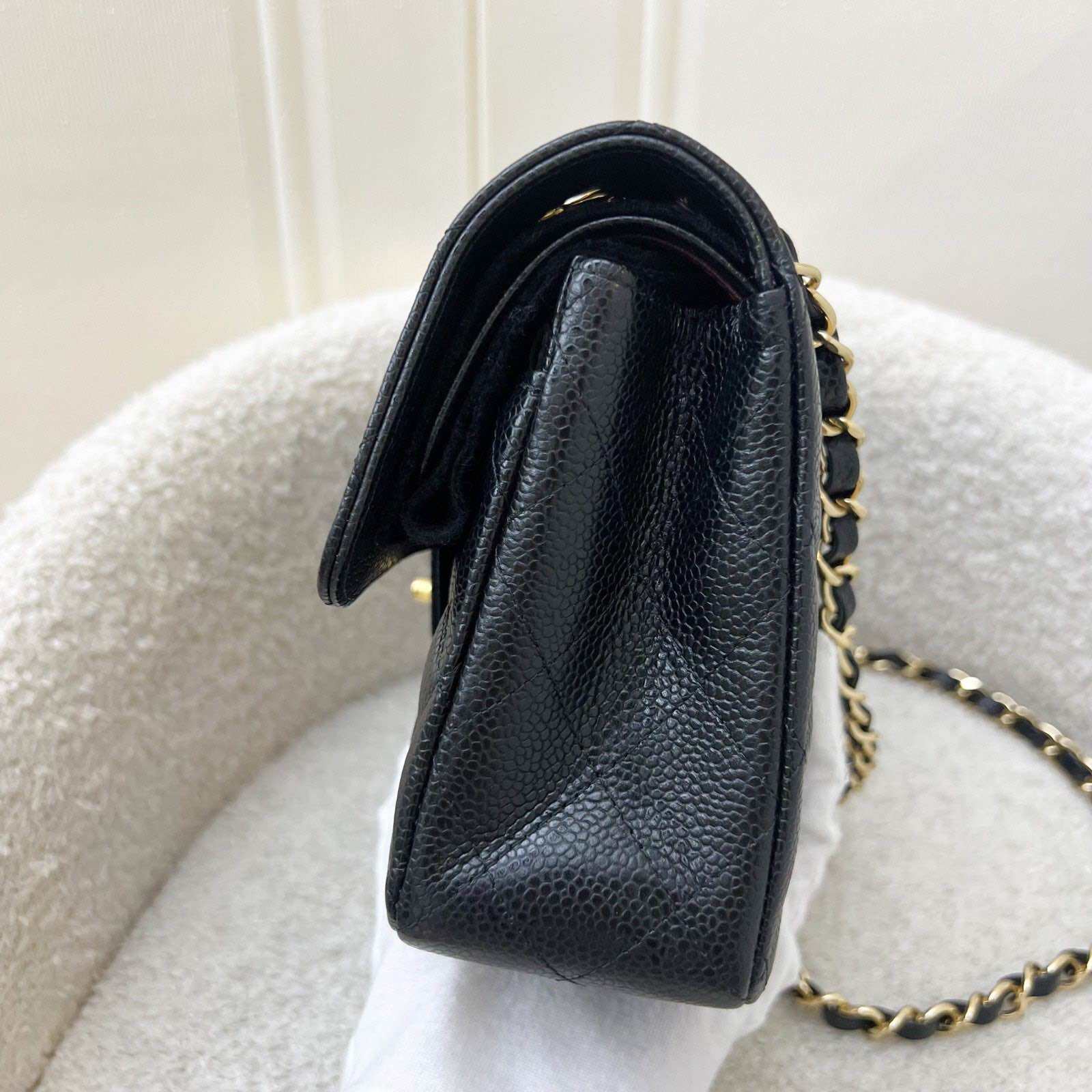 Chanel Small Classic Flap CF in zwarte kaviaar en GHW