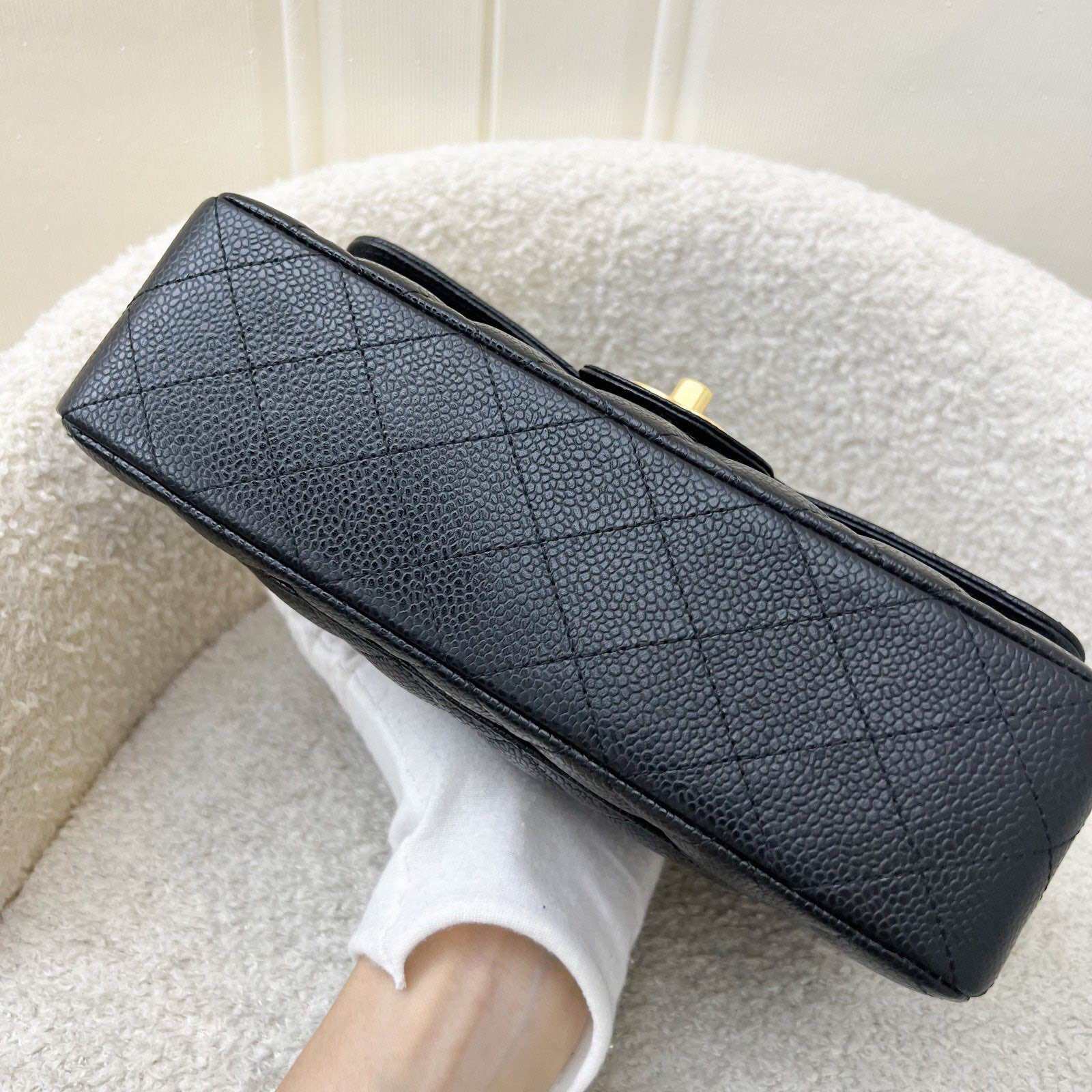 Chanel Small Classic Flap CF in zwarte kaviaar en GHW