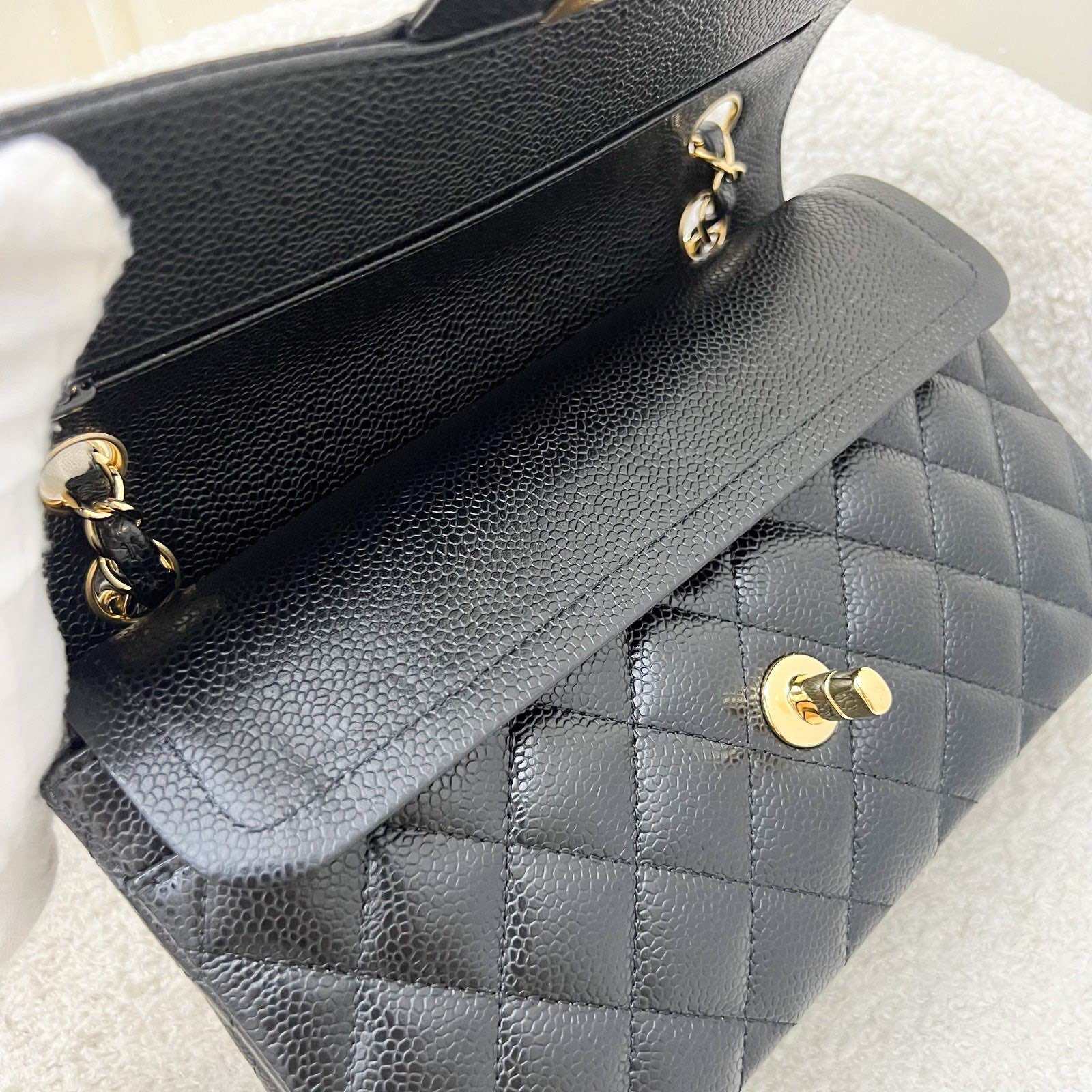 Chanel Small Classic Flap CF in zwarte kaviaar en GHW