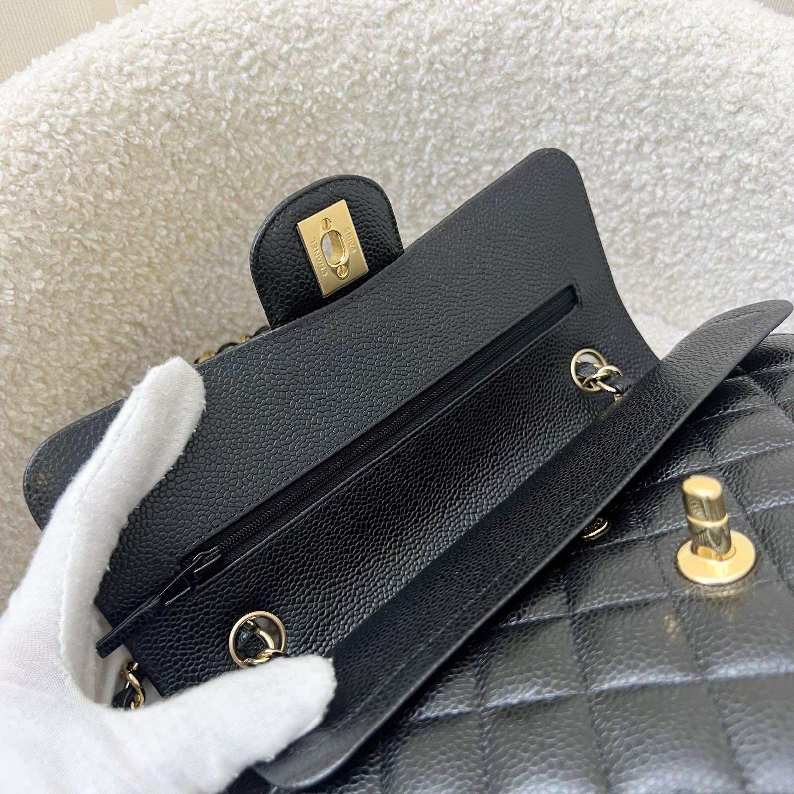 Chanel Small Classic Flap CF in zwarte kaviaar en GHW
