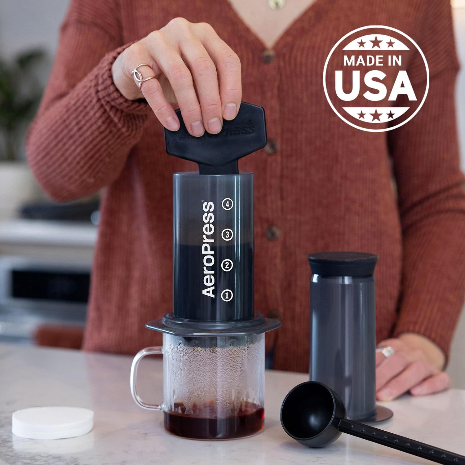AeroPress เครื่องชงกาแฟและเอสเพรสโซแบบดั้งเดิม เครื่องชงกาแฟแบบพกพาระดับบาริสต้า พร้อมช่องใส่กาแฟ ลูกสูบ ตัวกรอง เครื่องชงกาแฟและเอสเพรสโซแบบด่วน