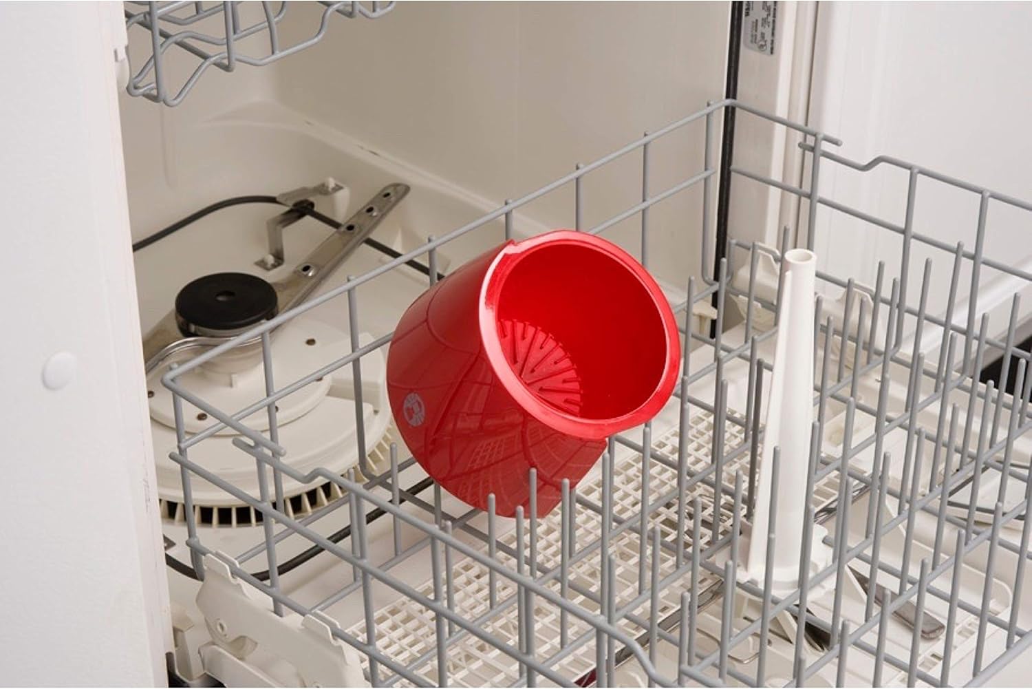 เครื่องชงกาแฟ Coleman Propane QuikPot พร้อมระบบจุดระเบิด InstaStart กำลังไฟ 4,500 บีทียู ชงกาแฟได้ 10 แก้วใน 18 นาที เหมาะสำหรับการตั้งแคมป์ ล่าสัตว์ และการผจญภัยกลางแจ้ง