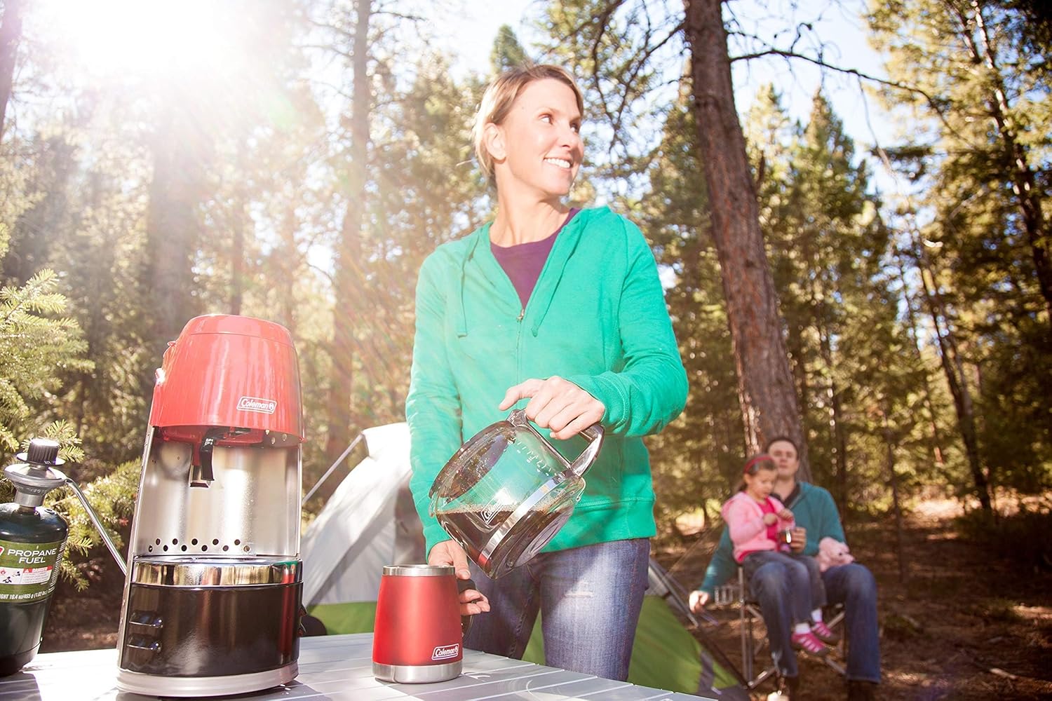 เครื่องชงกาแฟ Coleman Propane QuikPot พร้อมระบบจุดระเบิด InstaStart กำลังไฟ 4,500 บีทียู ชงกาแฟได้ 10 แก้วใน 18 นาที เหมาะสำหรับการตั้งแคมป์ ล่าสัตว์ และการผจญภัยกลางแจ้ง