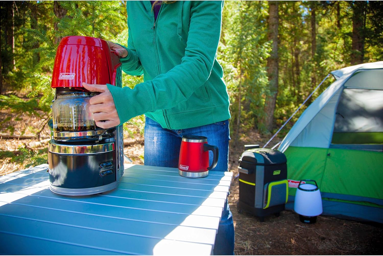 เครื่องชงกาแฟ Coleman Propane QuikPot พร้อมระบบจุดระเบิด InstaStart กำลังไฟ 4,500 บีทียู ชงกาแฟได้ 10 แก้วใน 18 นาที เหมาะสำหรับการตั้งแคมป์ ล่าสัตว์ และการผจญภัยกลางแจ้ง