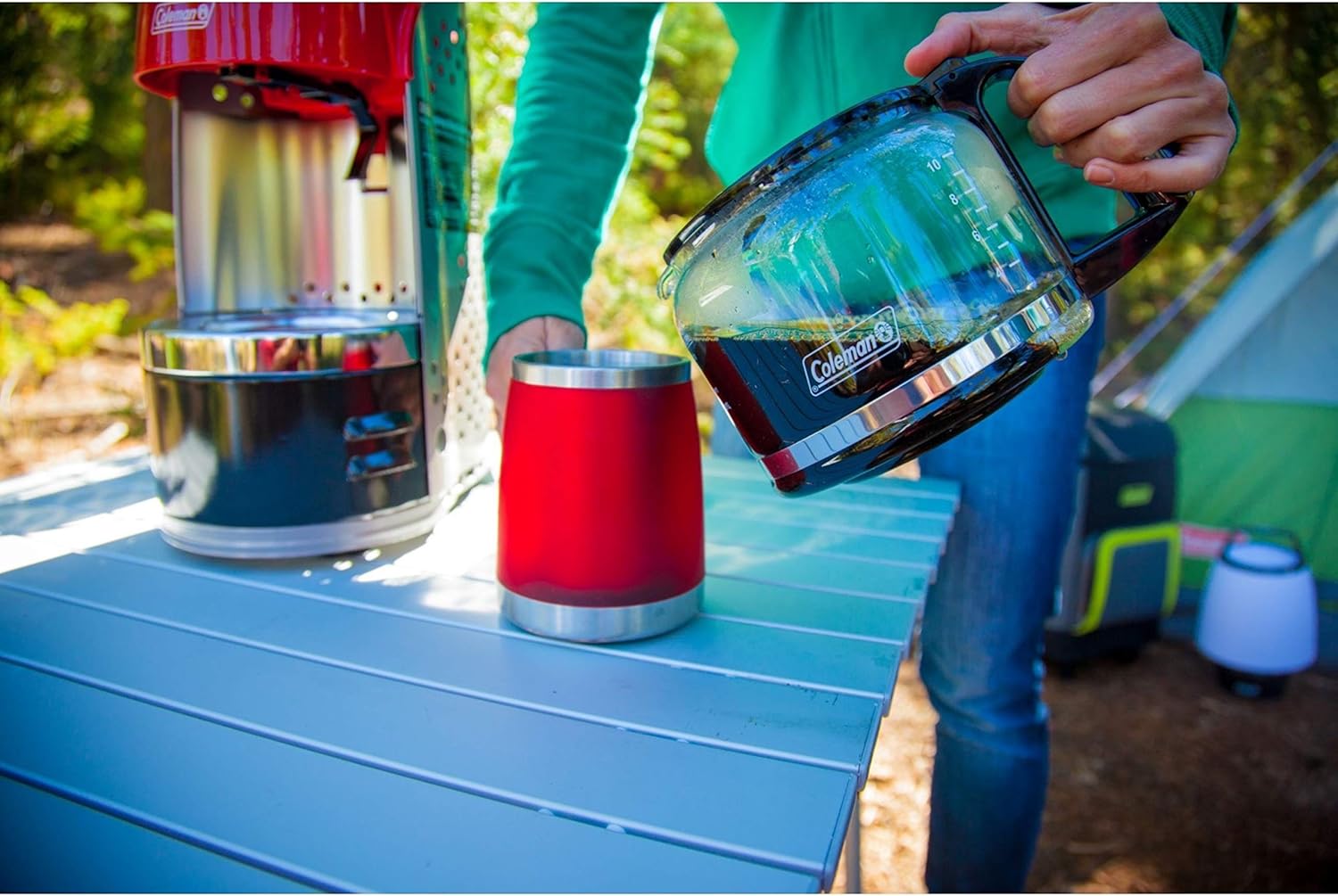 เครื่องชงกาแฟ Coleman Propane QuikPot พร้อมระบบจุดระเบิด InstaStart กำลังไฟ 4,500 บีทียู ชงกาแฟได้ 10 แก้วใน 18 นาที เหมาะสำหรับการตั้งแคมป์ ล่าสัตว์ และการผจญภัยกลางแจ้ง