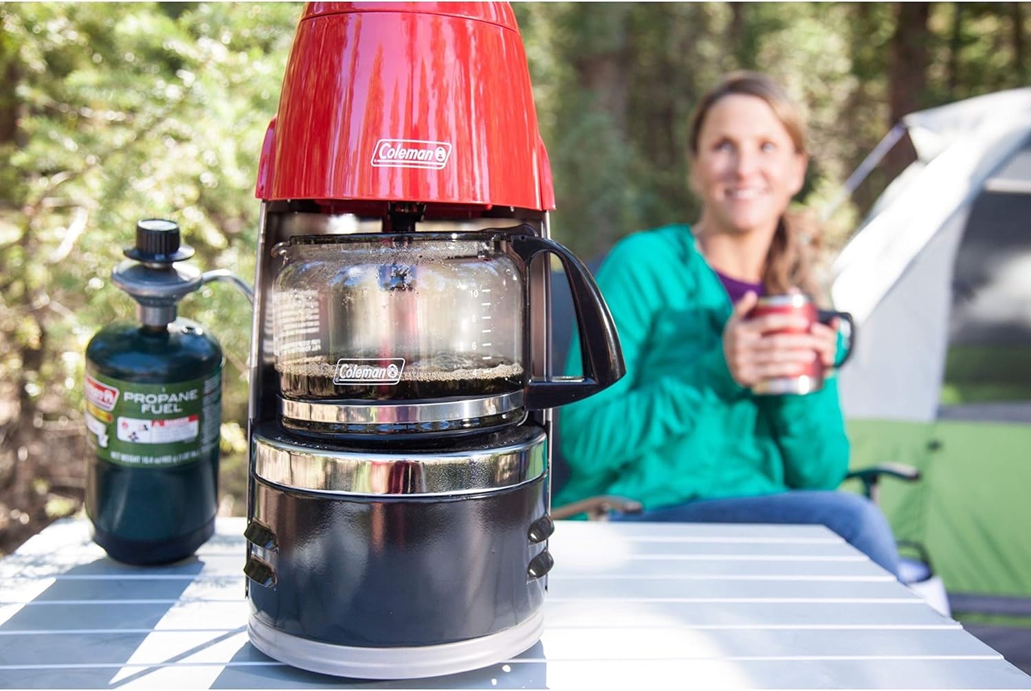 เครื่องชงกาแฟ Coleman Propane QuikPot พร้อมระบบจุดระเบิด InstaStart กำลังไฟ 4,500 บีทียู ชงกาแฟได้ 10 แก้วใน 18 นาที เหมาะสำหรับการตั้งแคมป์ ล่าสัตว์ และการผจญภัยกลางแจ้ง