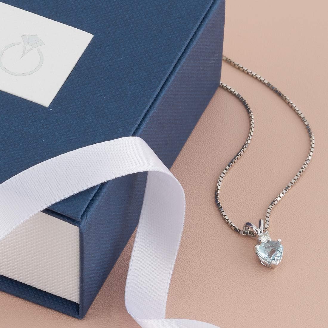 จี้พลอยอะความารีนและเพชรทองคำขาว 14K ของ PEORA ทรงหัวใจเกรด AAA ขนาด 6 มม. รวมน้ำหนัก 0.75 กะรัต สร้อยคอพลอยอะความารีนสีน้ำเงิน สร้อยคอที่เกิดในเดือนมีนาคม พร้อมกล่องใส่เครื่องประดับ