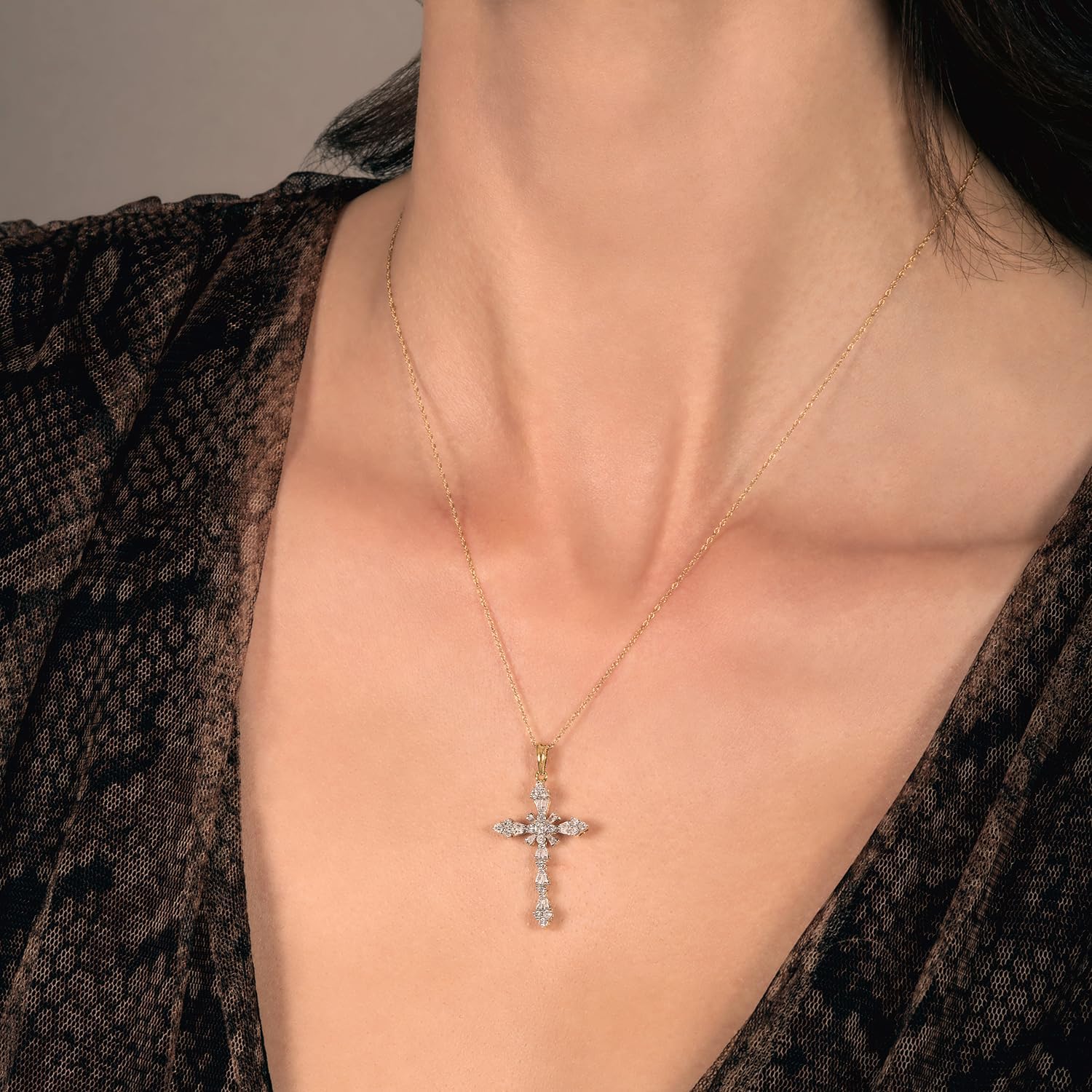 Jewelili Halskette mit Kreuzanhänger aus 10 Karat Weiß- und Gelbgold mit 1/2 Karat natürlicher weißer, runder und baguette-Diamantenkette mit 18 Seilen