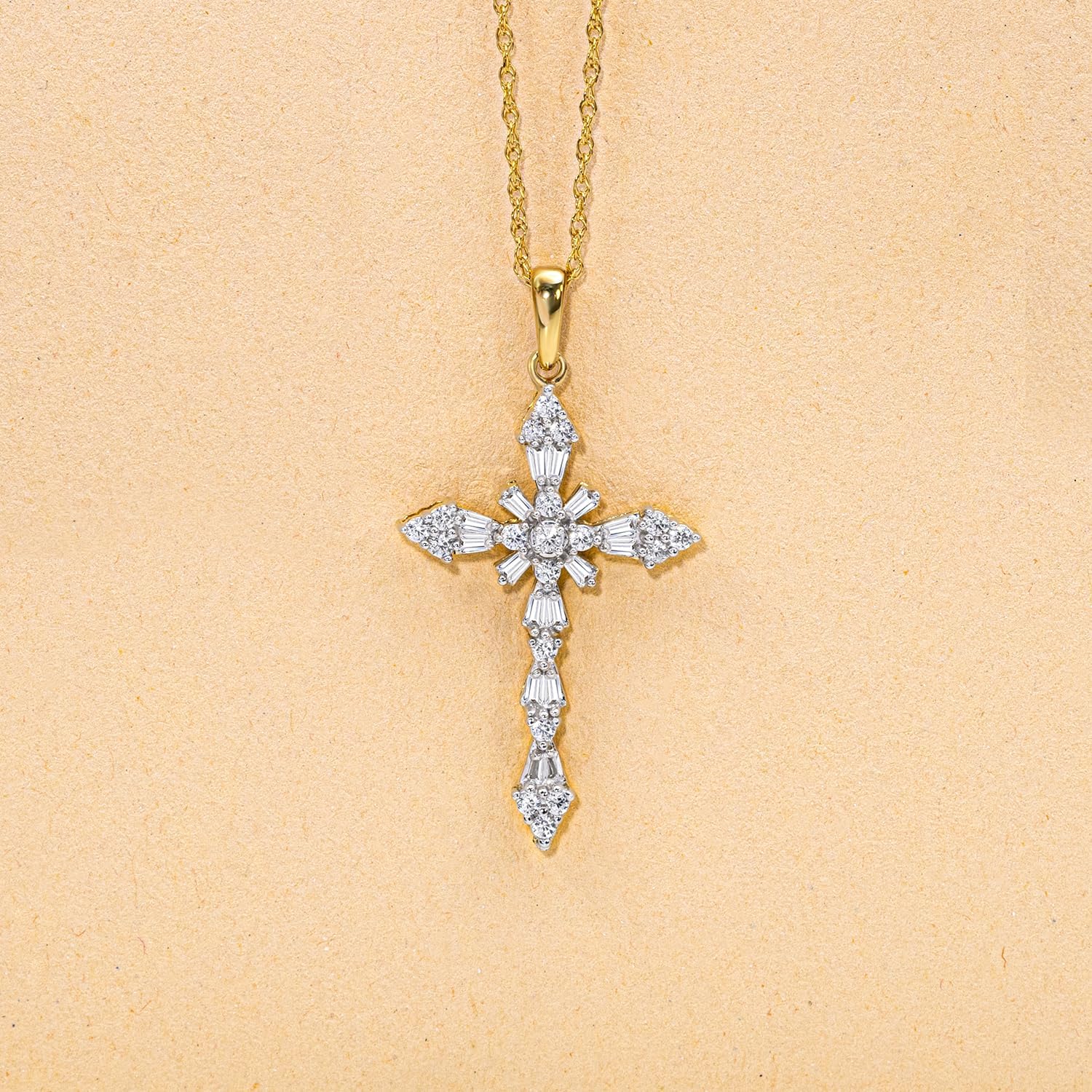 Jewelili Halskette mit Kreuzanhänger aus 10 Karat Weiß- und Gelbgold mit 1/2 Karat natürlicher weißer, runder und baguette-Diamantenkette mit 18 Seilen