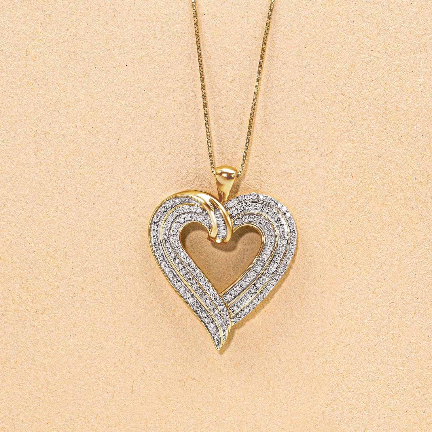 Jewelili, ciondolo a forma di cuore con diamanti bianchi naturali rotondi e baguette, 1/2 Cttw, in oro bianco o giallo 10 carati, catena a catenina da 18