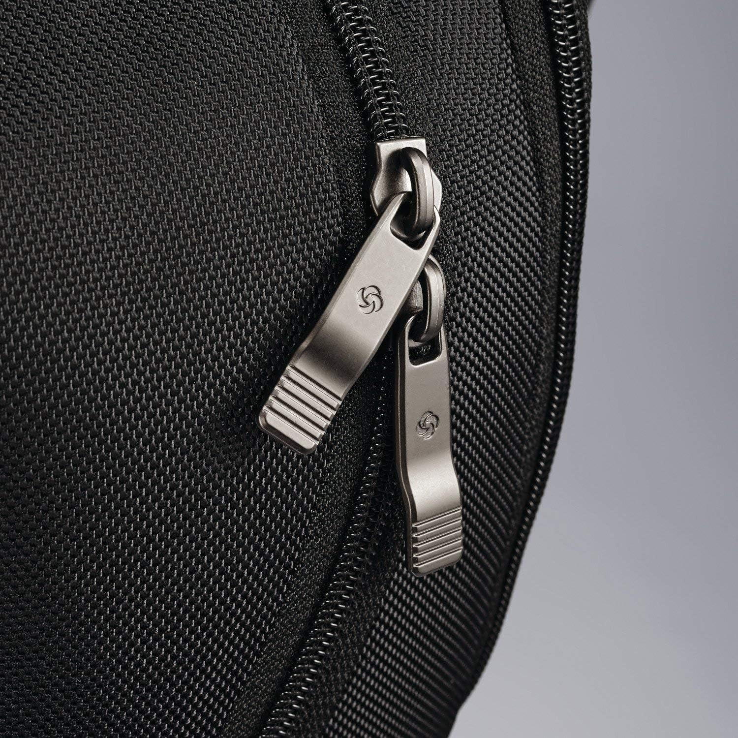 กระเป๋าเป้สะพายหลัง Samsonite Kombi Business สีดำ/น้ำตาล ขนาด 16.25 x 10.5 x 5 นิ้ว