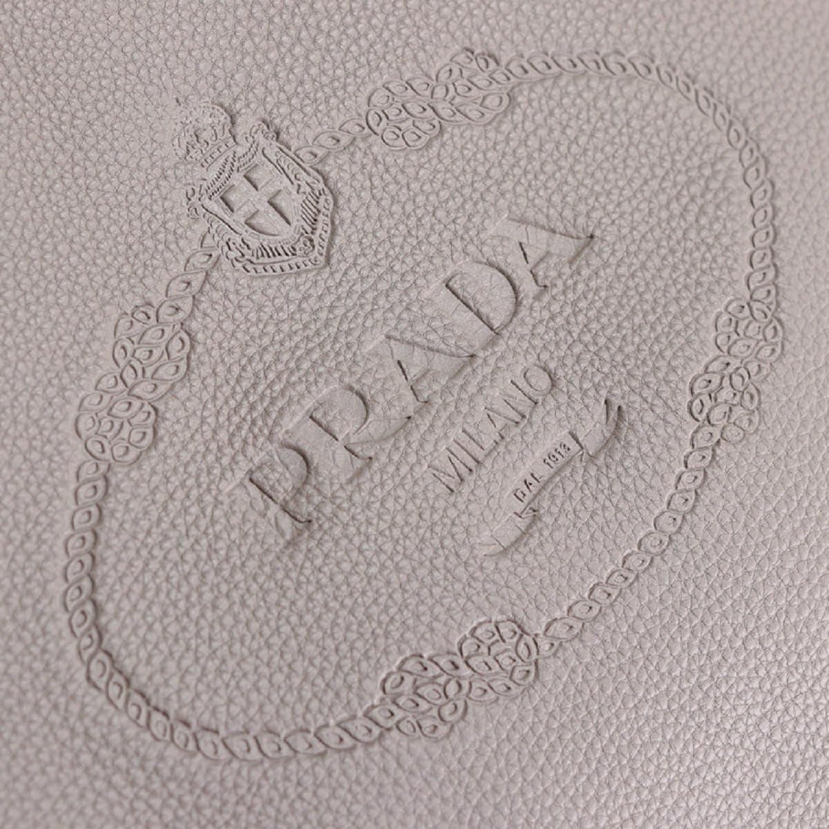 กระเป๋าถือ Prada Satchel สำหรับผู้หญิง - กระเป๋าถือหนังสีเทา Vitello Daino สำหรับผู้หญิง 1BC051 กระเป๋าสำหรับผู้หญิง