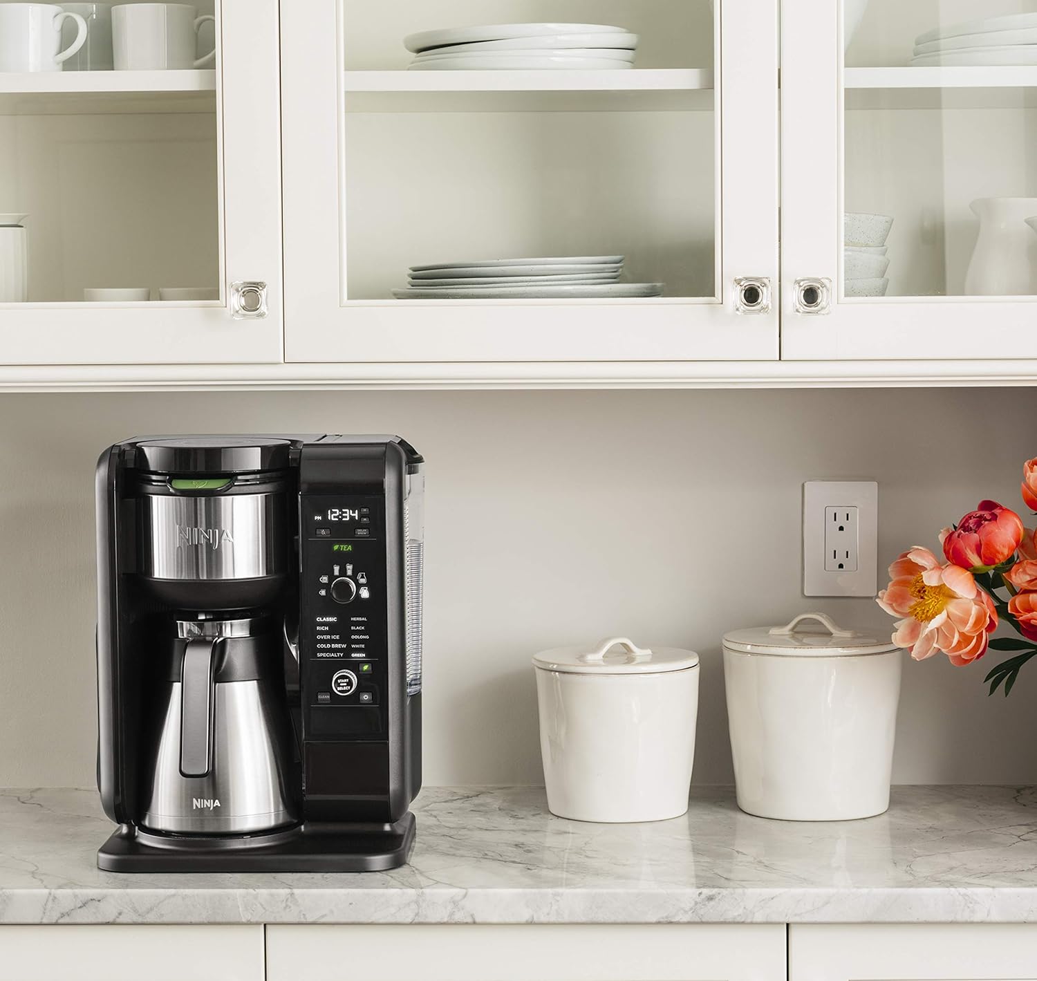 Ninja CP307 Heiß- und Kaltbrühsystem, Teekaffeemaschine, mit Auto-IQ, 6 Größen, 5 Arten, 5 Tee-Einstellungen, 50-Unzen-Thermokaraffe, Schäumer, Kaffeeverstärker; Teekörbe, spülmaschinenfeste Teile, Schwarz