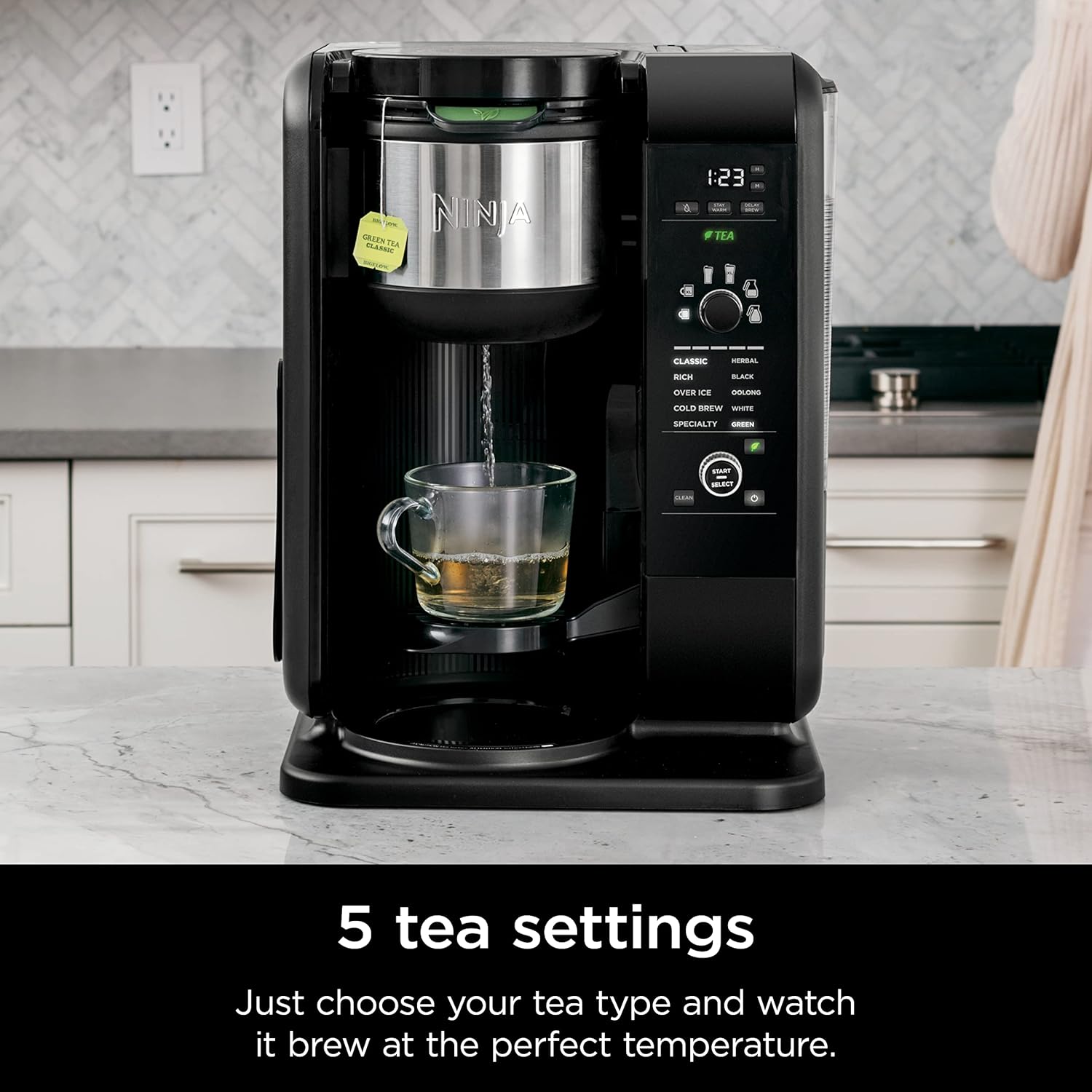 Ninja CP307 Heiß- und Kaltbrühsystem, Teekaffeemaschine, mit Auto-IQ, 6 Größen, 5 Arten, 5 Tee-Einstellungen, 50-Unzen-Thermokaraffe, Schäumer, Kaffeeverstärker; Teekörbe, spülmaschinenfeste Teile, Schwarz