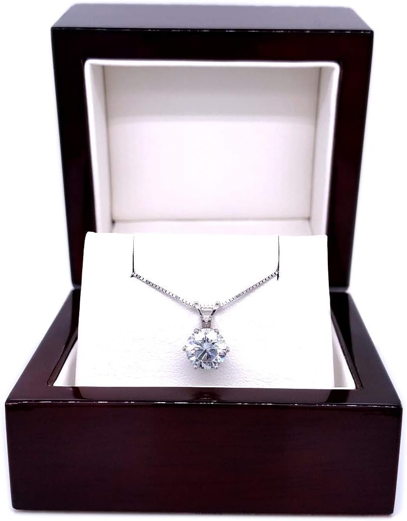 สร้อยคอจี้เพชรโมอิซาไนต์ทรงกลมขนาด 1/2 ถึง 3 1/2 กะรัตในทองคำ 14k (H-I, cttw) แหวนสปริงแบบ 4 ก้านพร้อมโซ่ปรับระดับได้ ความยาว 16 ถึง 18 นิ้ว โดย Diamond Wish
