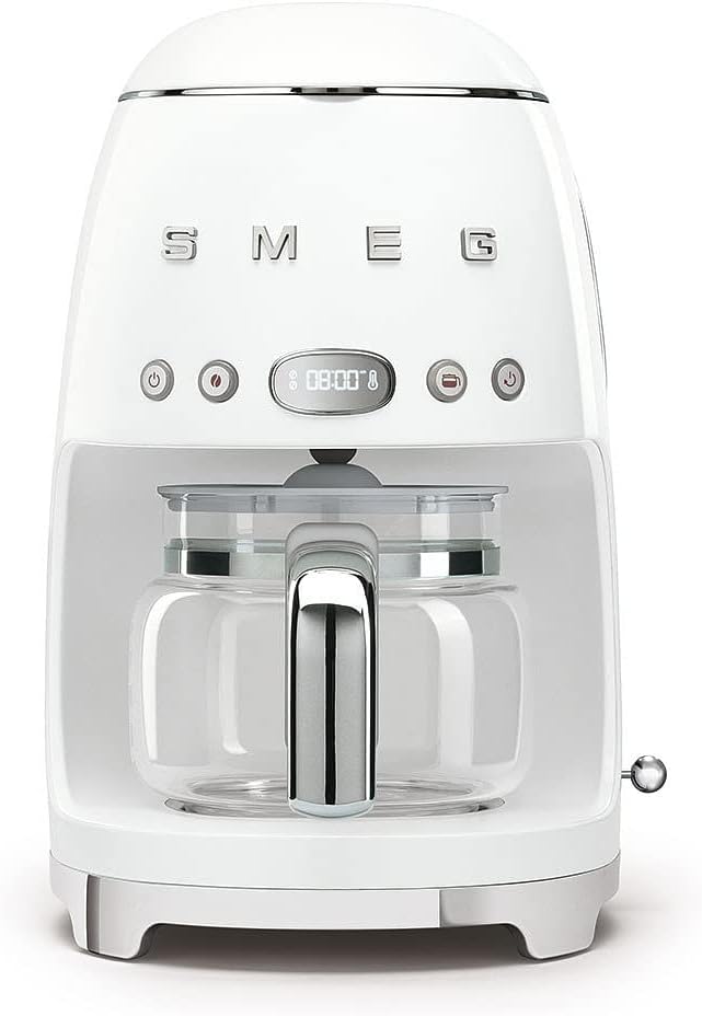 Cafetera de goteo Smeg DCF02WHUK, modo de arranque automático, filtro reutilizable, pantalla digital, sistema antigoteo, opción de intensidad de aroma, depósito de 1,4 litros, color blanco