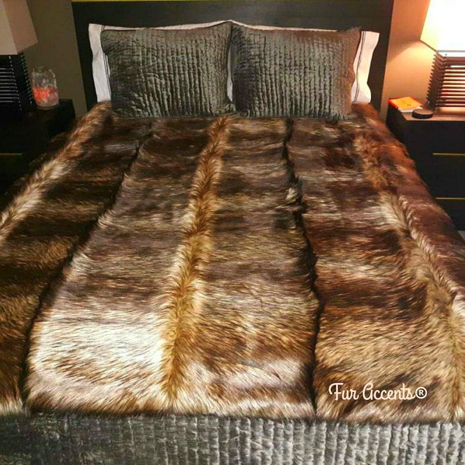 ผ้าห่มขนเทียมลาย Exotic Pieced Fur - Golden Wolf - ผ้าคลุมเตียง - หรูหราสุดๆ - บุขนเทียมแบบ Cuddle Fur ทำด้วยมือ - สหรัฐอเมริกา (3x5 ฟุต)