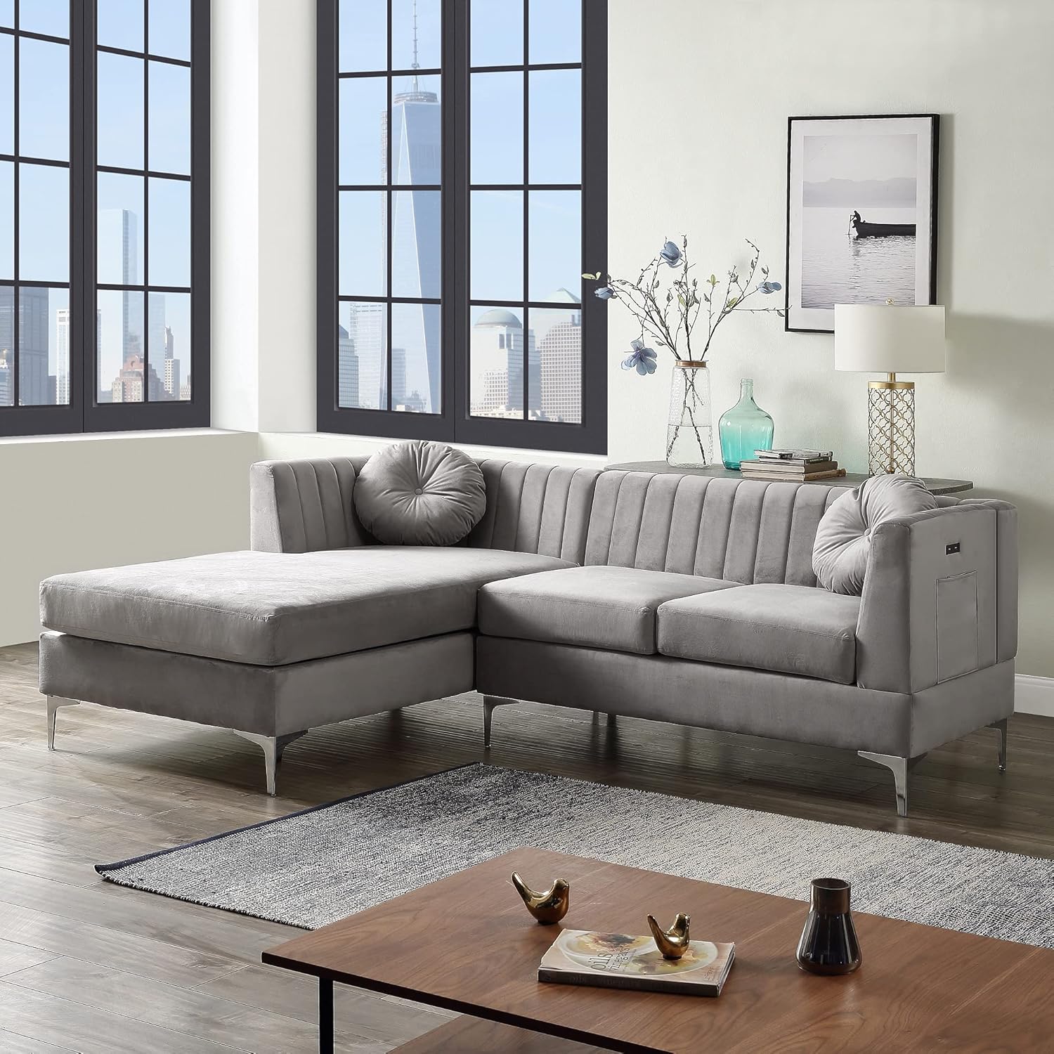 Sofá seccional Lilola Home Chloe de terciopelo gris con puerto de carga USB