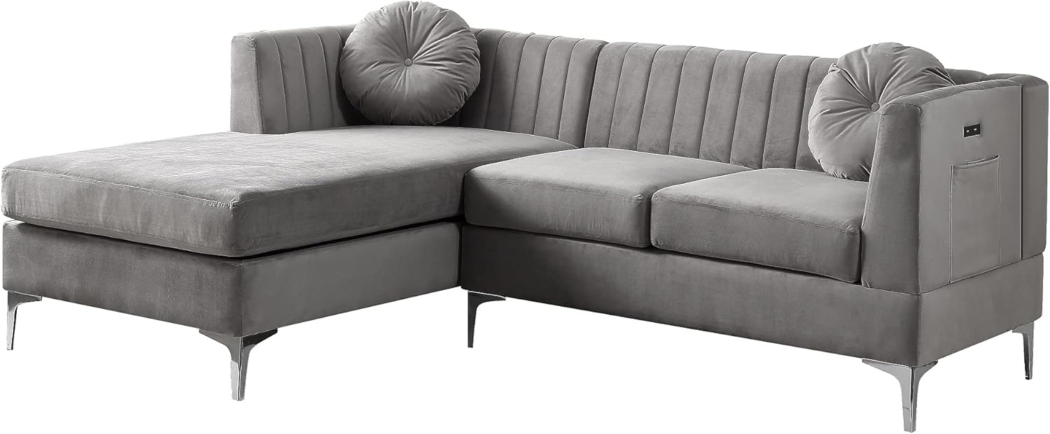 Sofá seccional Lilola Home Chloe de terciopelo gris con puerto de carga USB
