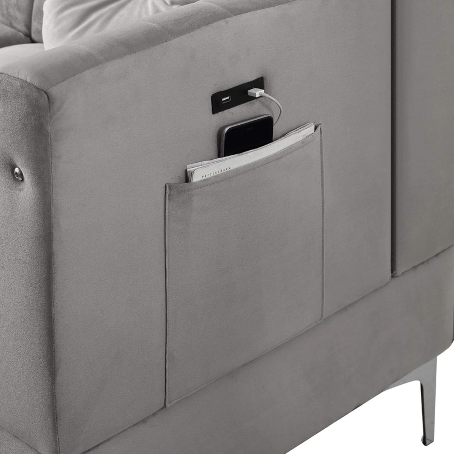Sofá seccional Lilola Home Chloe de terciopelo gris con puerto de carga USB