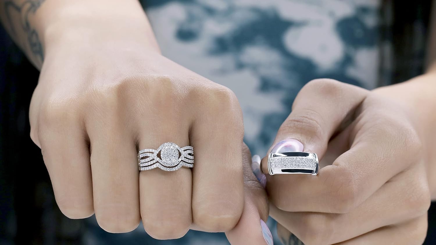 Collezione Dazzlingrock, set di anelli nuziali da tre, con diamanti bianchi rotondi incrociati, per lui e per lei (0,65 ctw, colore I-J, purezza I2-I3) in oro massiccio 10 carati