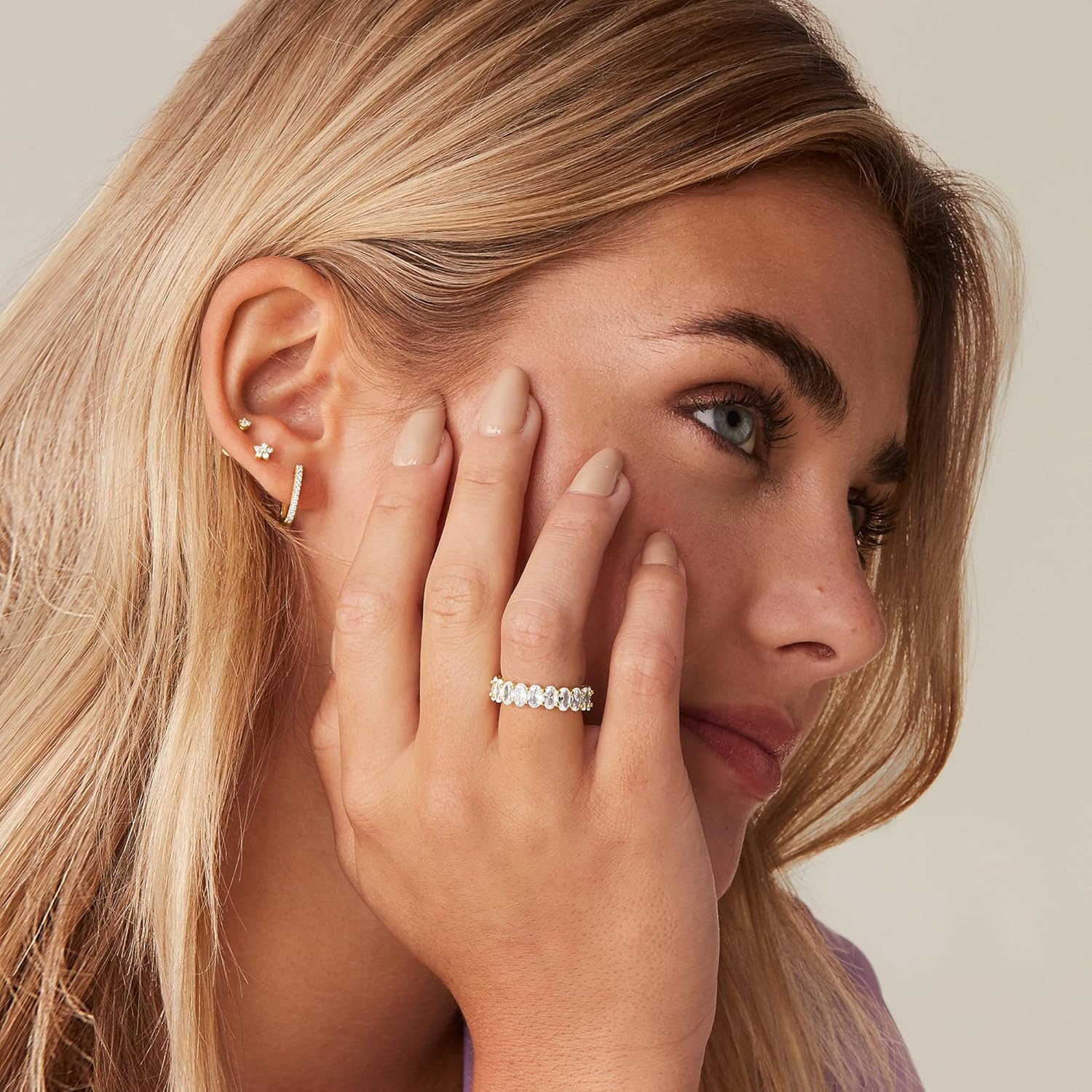 PAVOI 14K Altın Kaplama Yüzükler Oval Kübik Zirkon Aşk Yüzüğü | Sonsuzluk Yüzüğü | Kadınlar için 5mm İstiflenebilir Yüzükler | Kadınlar için Altın Yüzükler