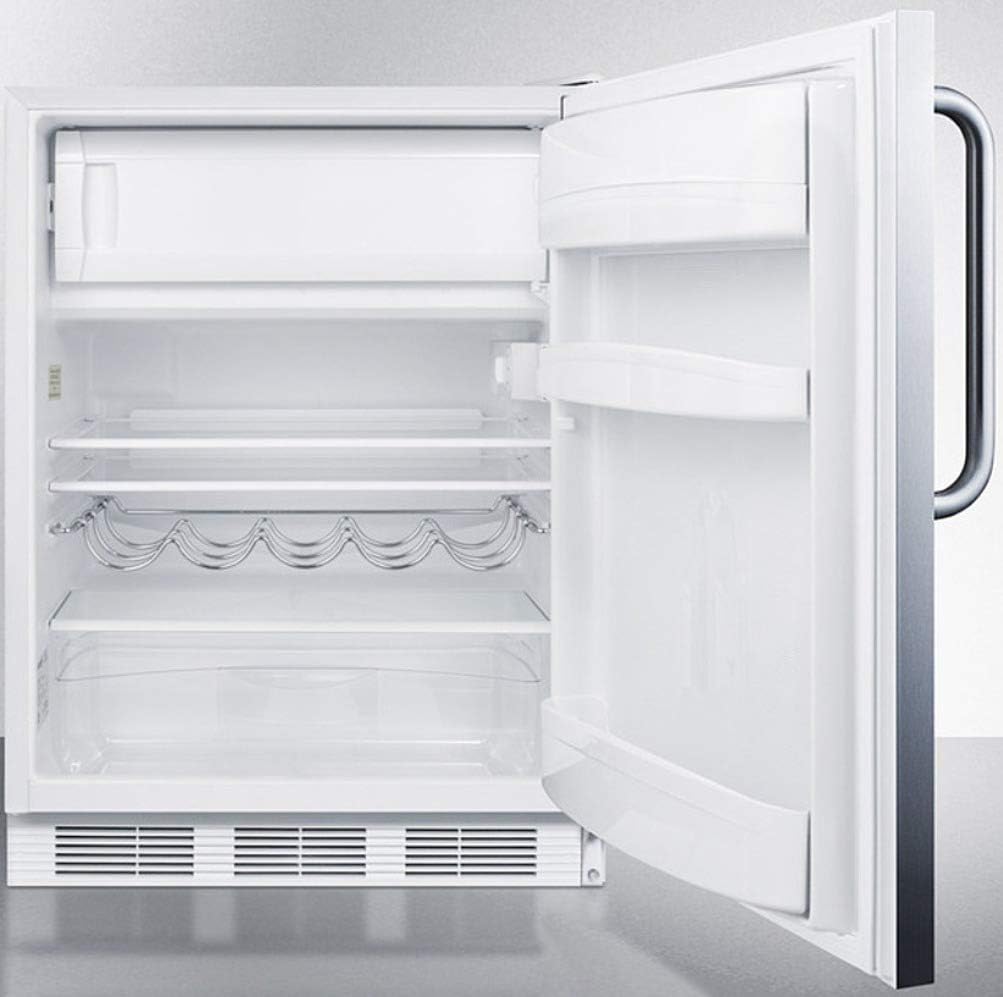 Summit Appliance CT661WBISSTB ตู้เย็นแบบฝังใต้เคาน์เตอร์พร้อมช่องแช่แข็งสำหรับใช้ในที่พักอาศัย ระบบละลายน้ำแข็งแบบรอบทิศทางพร้อมประตูหุ้มสแตนเลส มือจับราวแขวนผ้าเช็ดตัว และตู้สีขาว
