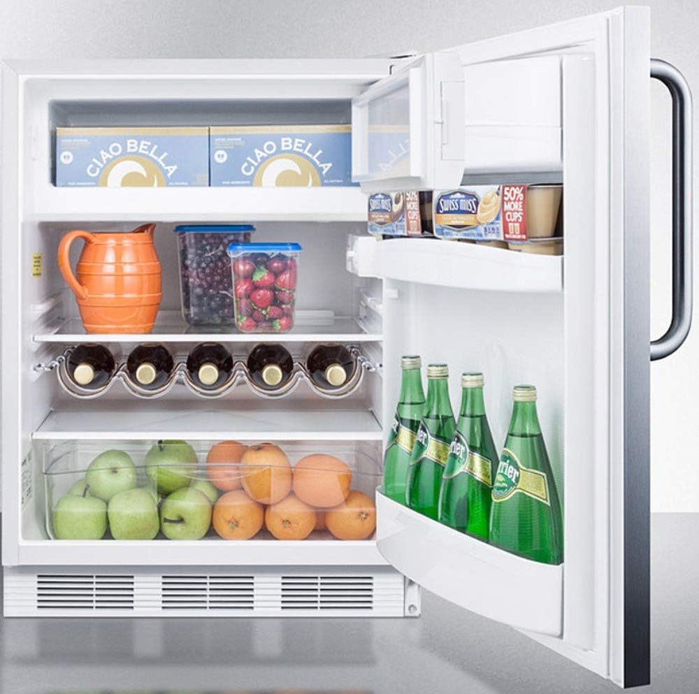 Summit Appliance CT661WBISSTB ตู้เย็นแบบฝังใต้เคาน์เตอร์พร้อมช่องแช่แข็งสำหรับใช้ในที่พักอาศัย ระบบละลายน้ำแข็งแบบรอบทิศทางพร้อมประตูหุ้มสแตนเลส มือจับราวแขวนผ้าเช็ดตัว และตู้สีขาว
