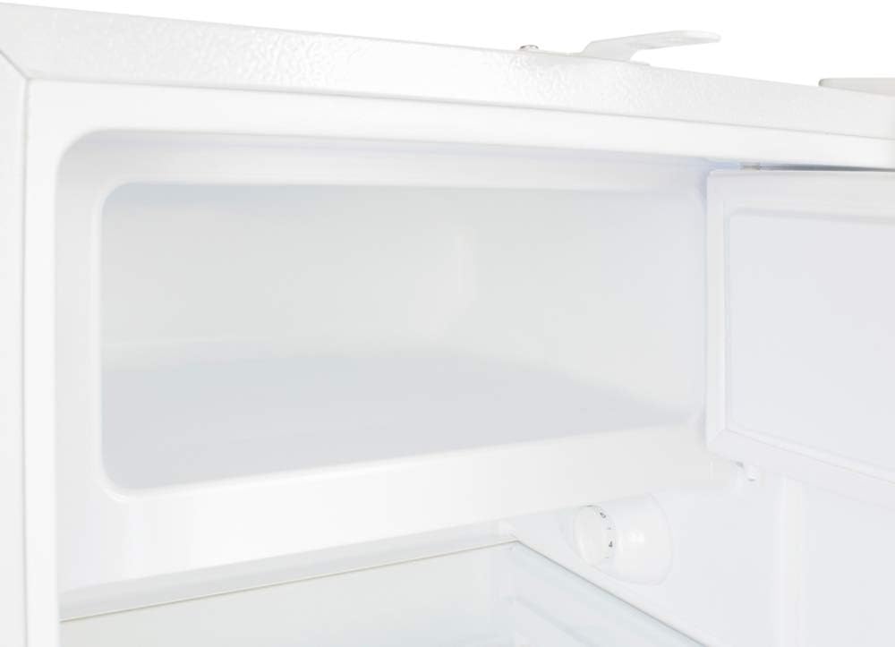 Frigorífico-congelador Summit Appliance ADA302RFZ integrado bajo encimera, compatible con la ADA, en blanco, diseñado para almacenamiento de uso general con descongelación manual, estantes de vidrio, cerradura frontal y almacenamiento en la puerta