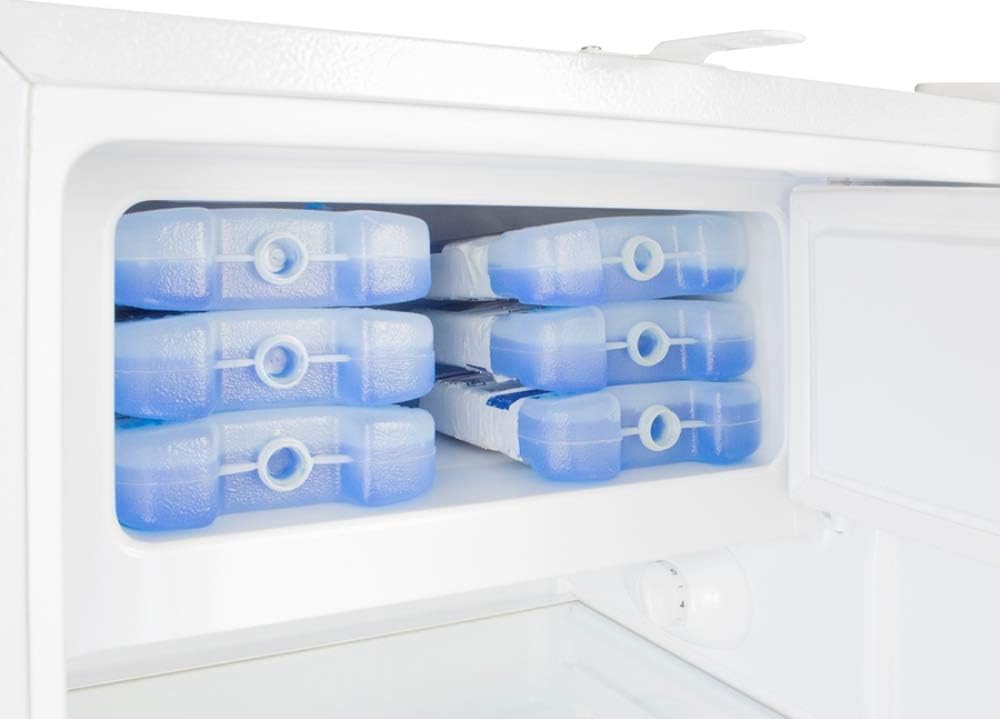 Frigorífico-congelador Summit Appliance ADA302RFZ integrado bajo encimera, compatible con la ADA, en blanco, diseñado para almacenamiento de uso general con descongelación manual, estantes de vidrio, cerradura frontal y almacenamiento en la puerta