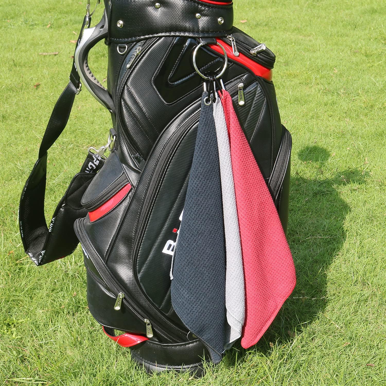 Serviette de golf en microfibre Handy Picks (16 x 16 pouces) avec mousqueton, fermeture auto-agrippante à motif gaufré - La serviette de nettoyage de golf pratique, noir/gris/rouge