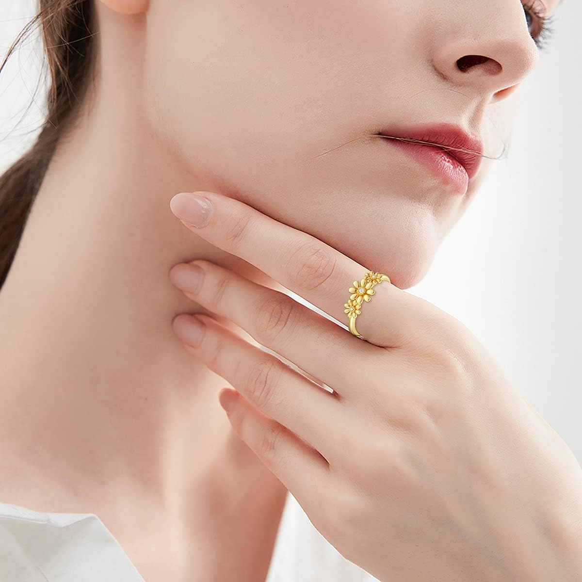 แหวนดอกเดซี่ทองคำแท้ 14K ของ SISGEM สำหรับผู้หญิง แหวนดอกไม้ทองคำเหลืองอันวิจิตรบรรจง แหวนครบรอบแต่งงานสำหรับภรรยาและแม่ แหวนลำลอง แหวนหมั้นอันวิจิตรบรรจง แหวนแต่งงานสำหรับเธอ