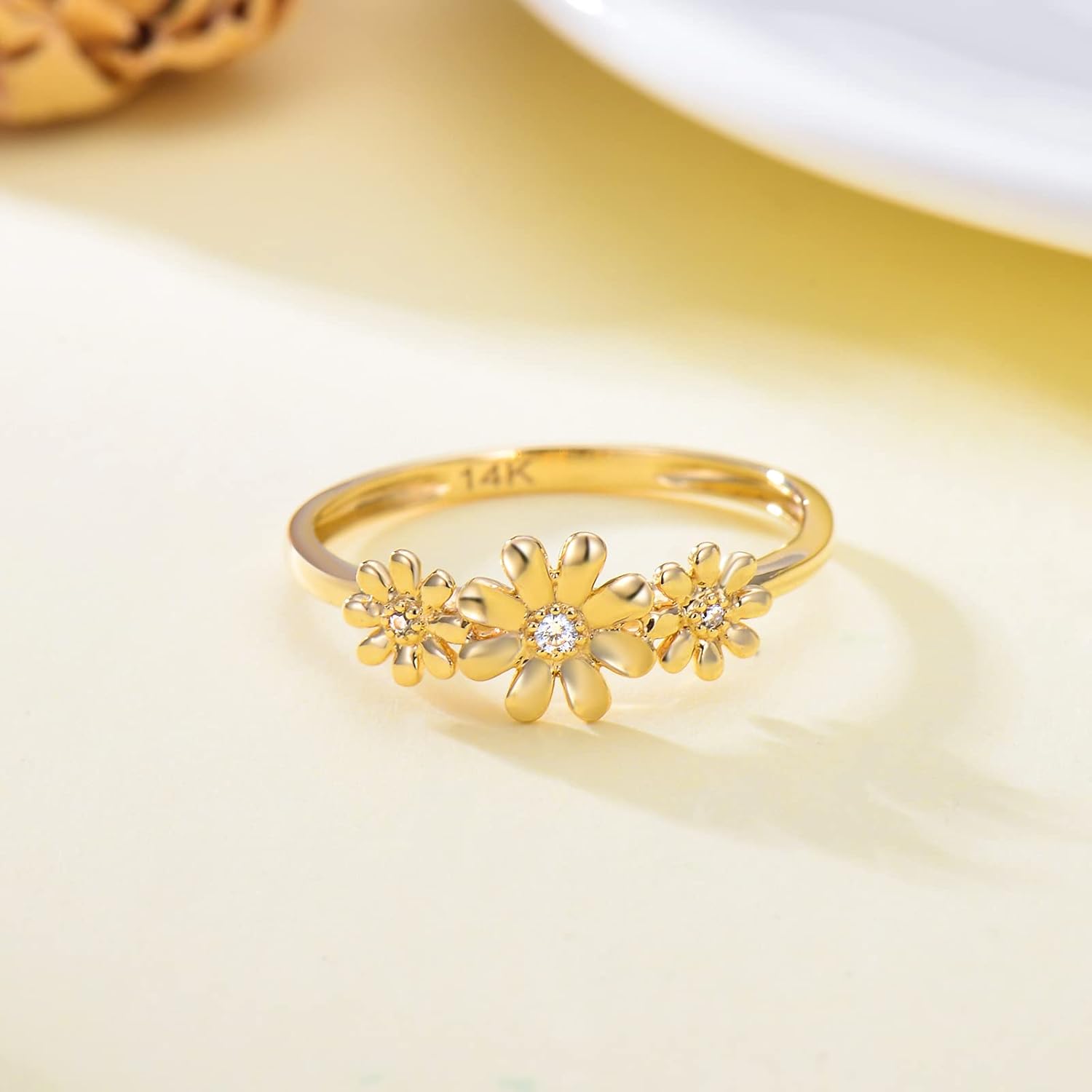 แหวนดอกเดซี่ทองคำแท้ 14K ของ SISGEM สำหรับผู้หญิง แหวนดอกไม้ทองคำเหลืองอันวิจิตรบรรจง แหวนครบรอบแต่งงานสำหรับภรรยาและแม่ แหวนลำลอง แหวนหมั้นอันวิจิตรบรรจง แหวนแต่งงานสำหรับเธอ