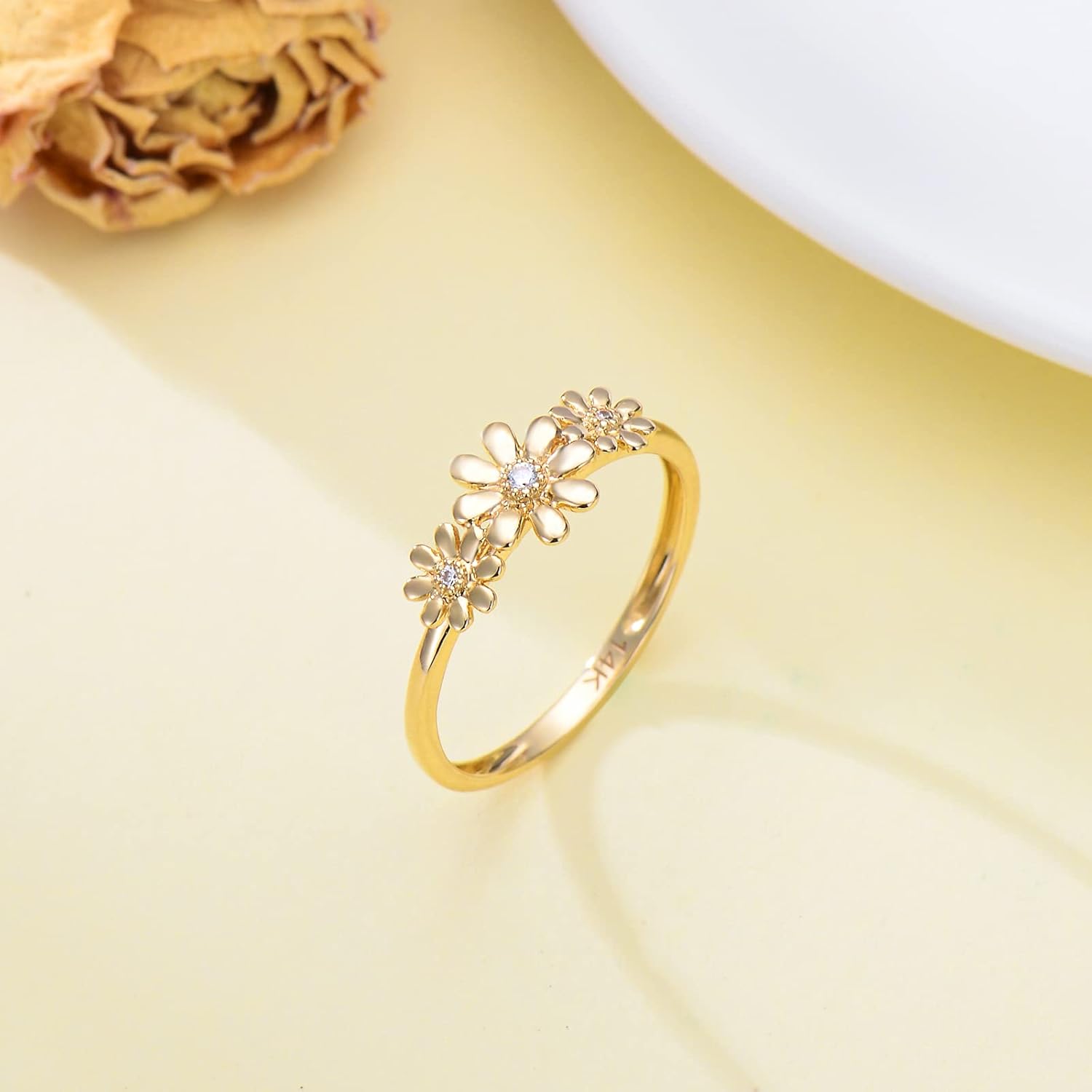 แหวนดอกเดซี่ทองคำแท้ 14K ของ SISGEM สำหรับผู้หญิง แหวนดอกไม้ทองคำเหลืองอันวิจิตรบรรจง แหวนครบรอบแต่งงานสำหรับภรรยาและแม่ แหวนลำลอง แหวนหมั้นอันวิจิตรบรรจง แหวนแต่งงานสำหรับเธอ