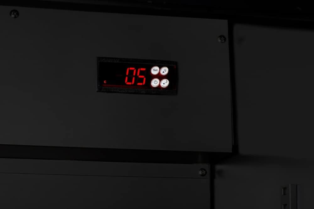 Summit Appliance SCR3502DLL Gewerblicher Einzonenkühlschrank mit geringer Tiefe zur freistehenden Nutzung mit französischen Glastüren, schwarzem Schrank, Frontschlössern und LED-Beleuchtung
