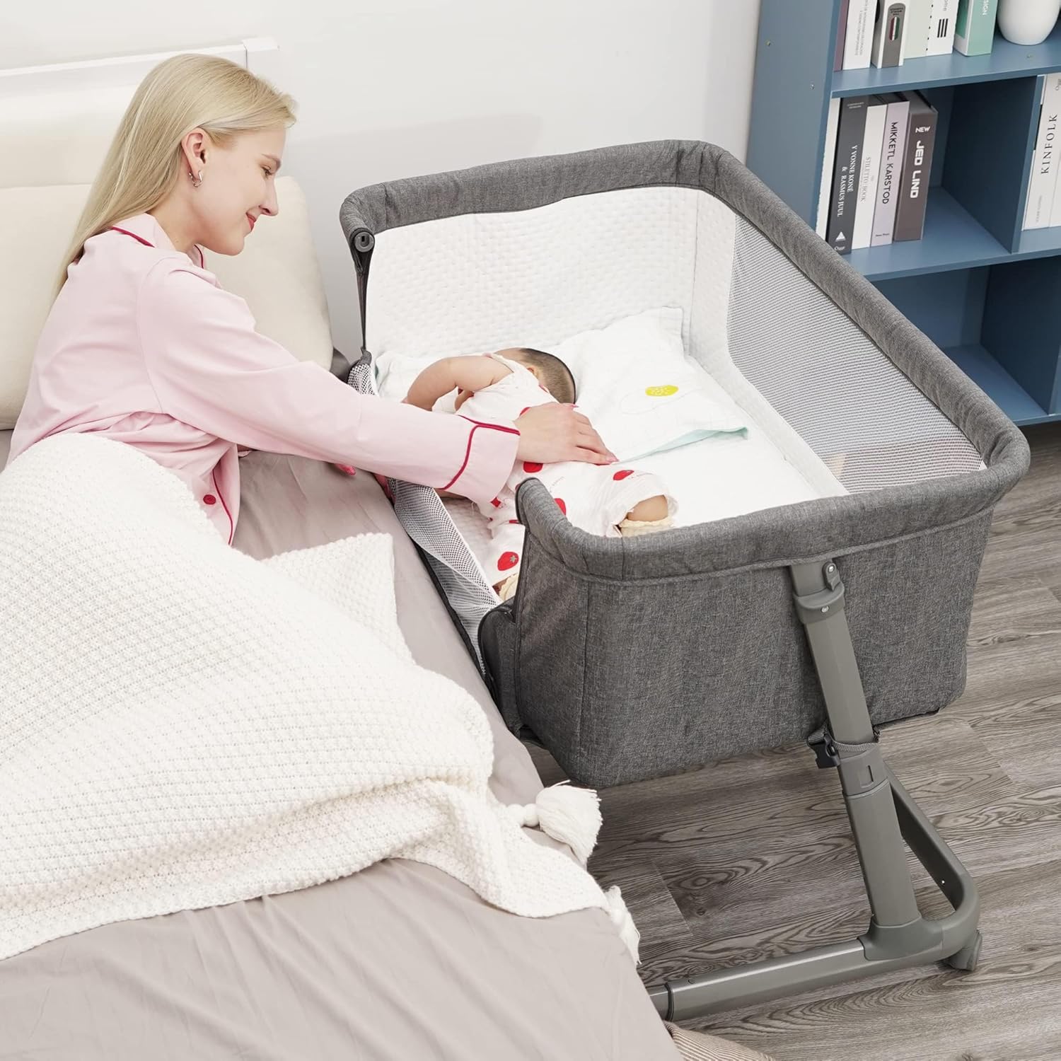 Pamo Babe Baby Bassinet Bedside Sleeper untuk Bayi Baru Lahir Tempat Tidur Bayi dengan Sisi Jaring Bernapas Tempat Tidur Bayi Samping Tempat Tidur untuk Menyusui Bayi dengan Tinggi yang Dapat Disesuaikan dan Roda, Rangka Stabil Tipe Z