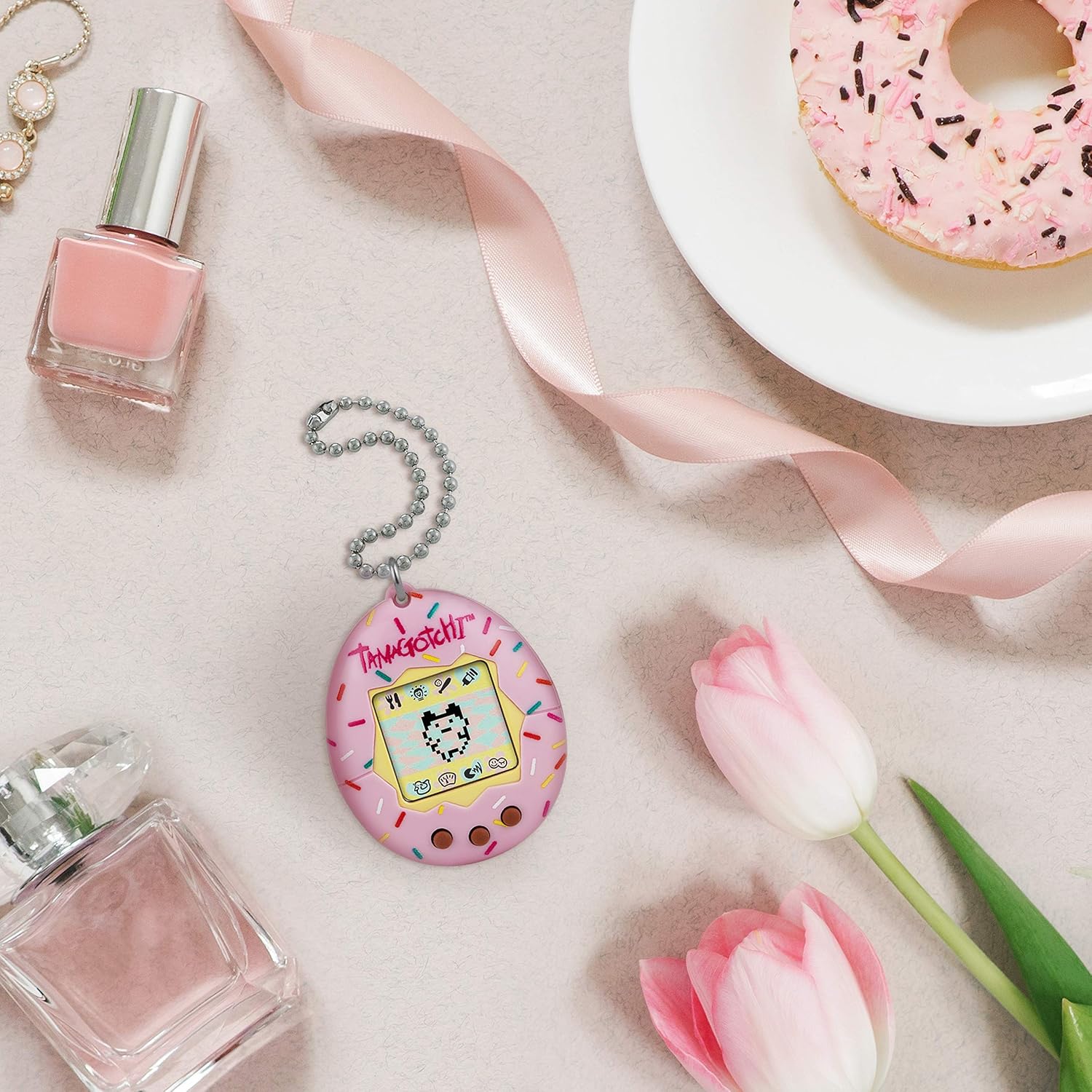 BandAi Tamagotchi Original Sprinkle Sprinkle | Tamagotchi Original Cyber Pet 90s Zabawka dla dorosłych i dzieci z łańcuchem | Retro Virtual Pets to świetne zabawki lub prezenty dla chłopców i dziewcząt dla dzieci w wieku 8 lat
