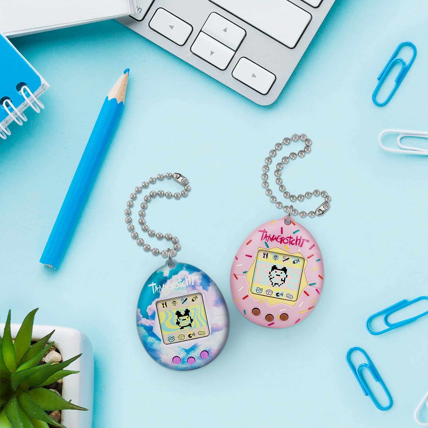 BandAi Tamagotchi Original Sprinkle Sprinkle | Tamagotchi Original Cyber Pet 90s Zabawka dla dorosłych i dzieci z łańcuchem | Retro Virtual Pets to świetne zabawki lub prezenty dla chłopców i dziewcząt dla dzieci w wieku 8 lat